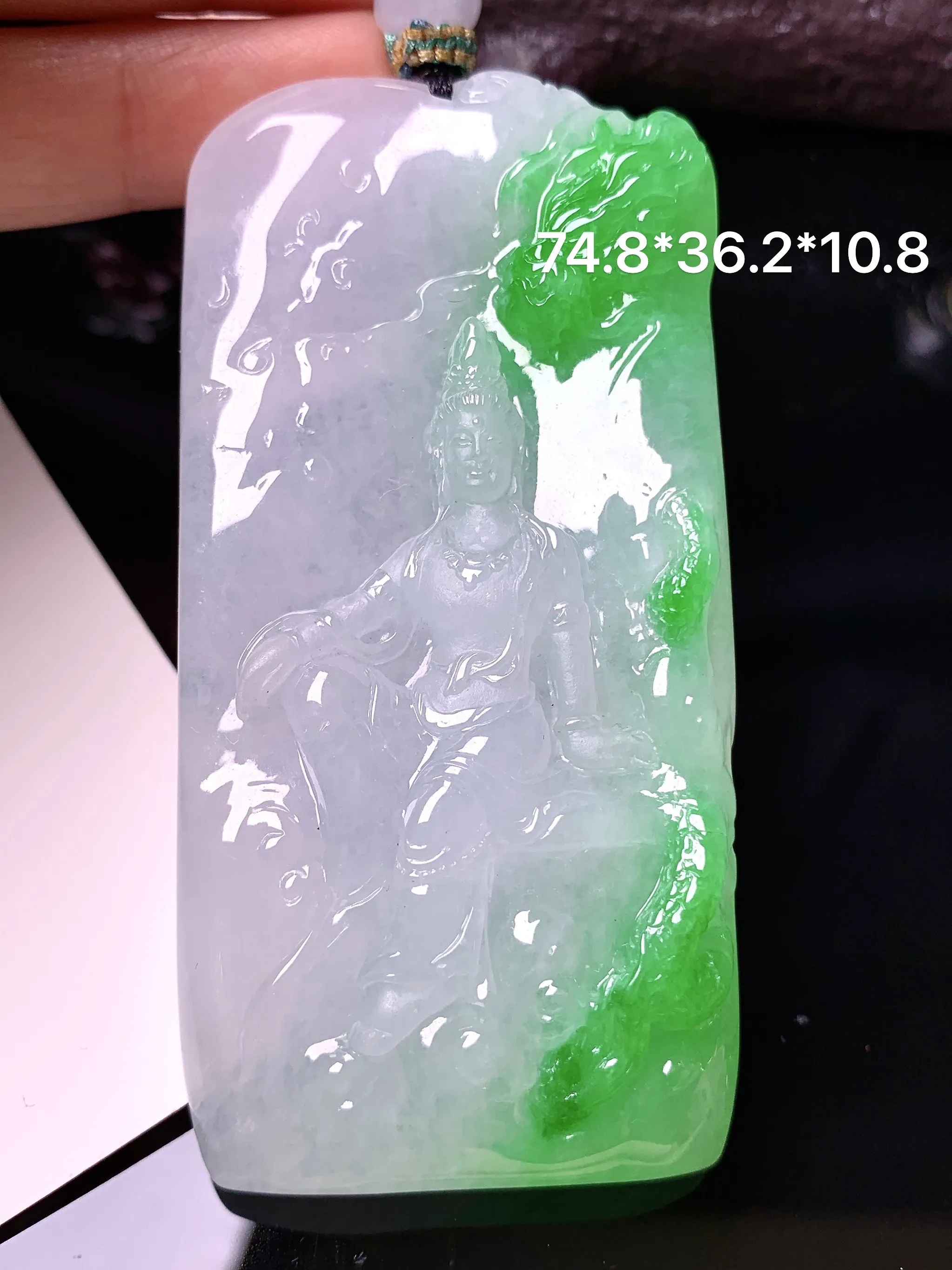 飘绿观音菩萨吊坠 玉质细腻 色泽清新艳丽 整体尺寸74.8*36.2*10.8