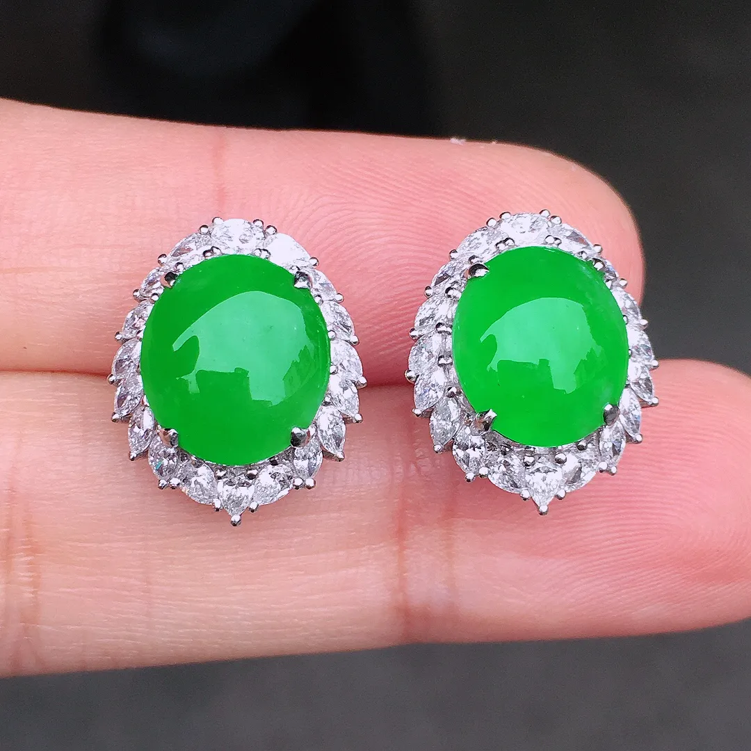 阳绿蛋面耳钉，色泽均匀艳丽，玉质细腻，荧光感超
强，饱满圆润，尽显优雅气质，18k
金豪华镶嵌