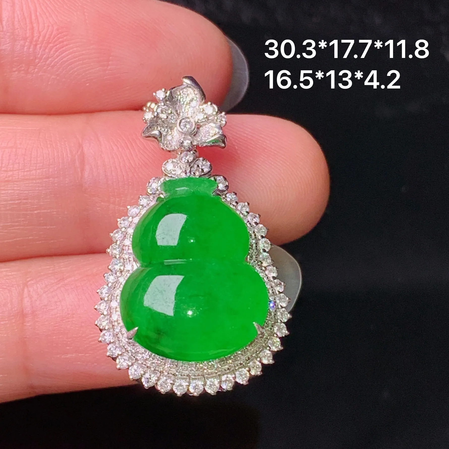 18k金钻镶嵌满绿葫芦吊坠 玉质细腻 色泽清新艳丽 整体尺寸30.3*17.7*11.8