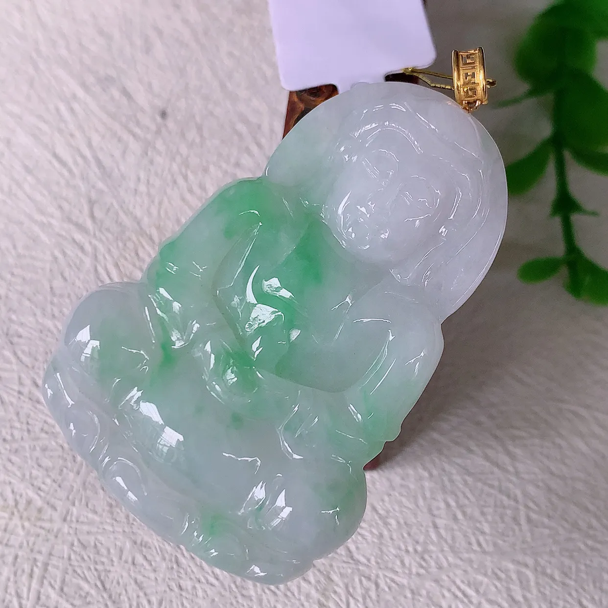 18K金镶嵌冰润飘绿翡翠观音菩萨吊坠，赐福翡翠观音，观音面相端庄，品相佳，佩戴气质！#35.17整体