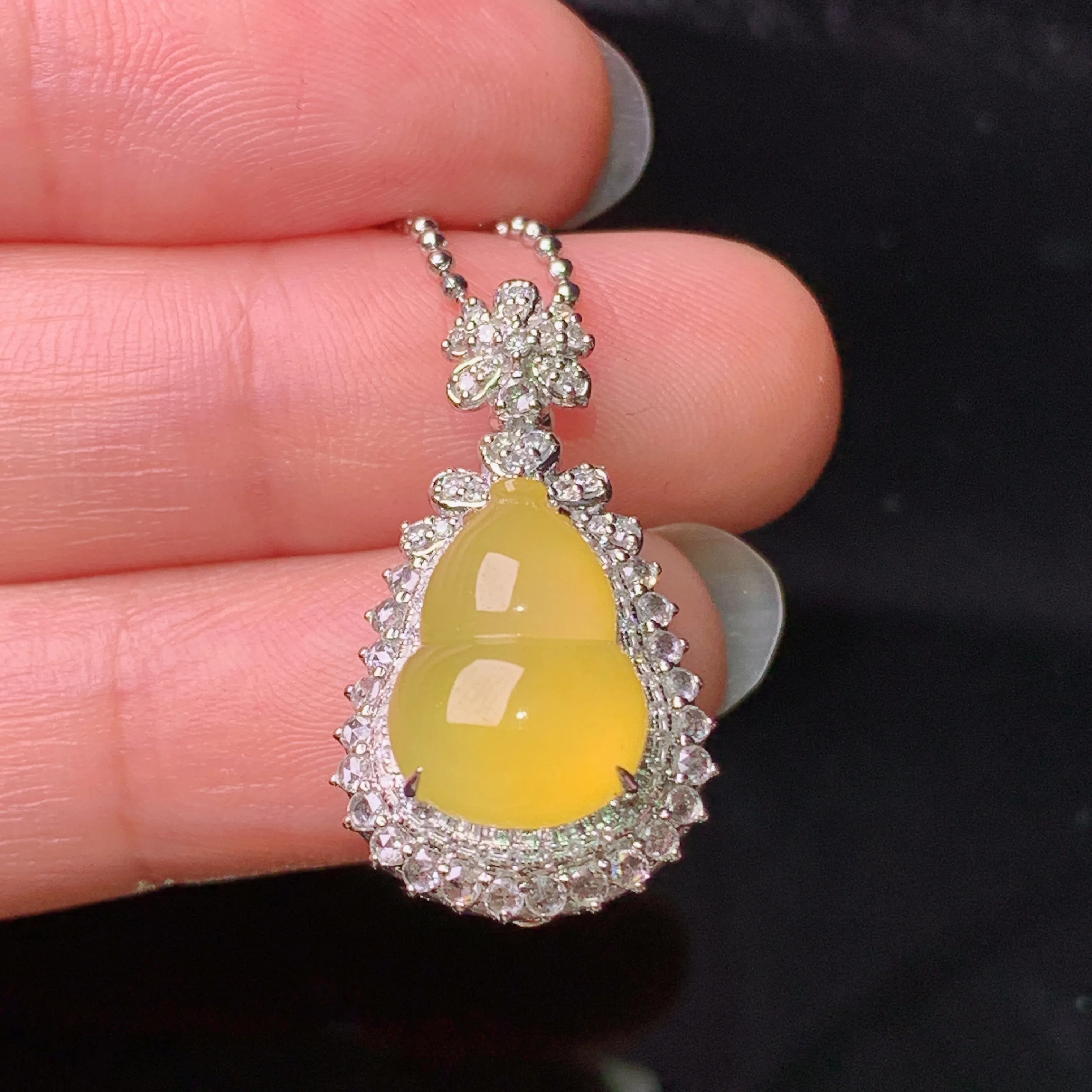 18k金钻镶嵌黄翡葫芦吊坠 玉质细腻 色泽清新艳丽 整体尺寸25.5*14.5*11.6