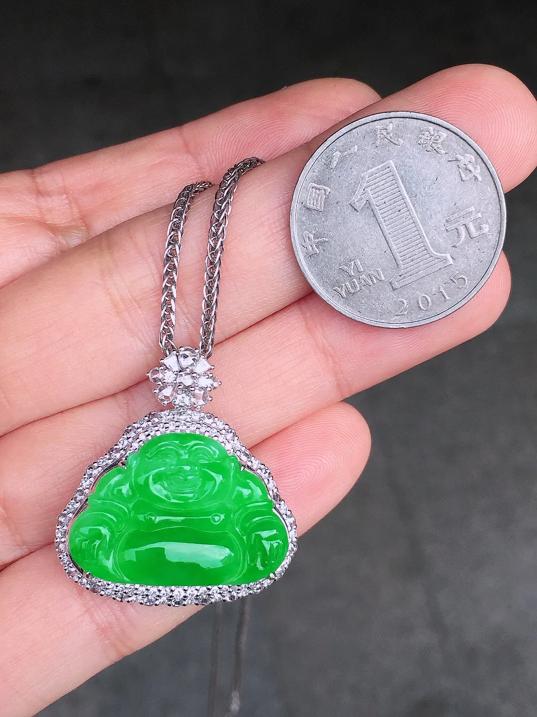 阳绿佛公吊坠，色泽均匀艳丽，玉质细腻，荧光感超
强，饱满圆润，尽显优雅气质，18k
金豪华镶嵌