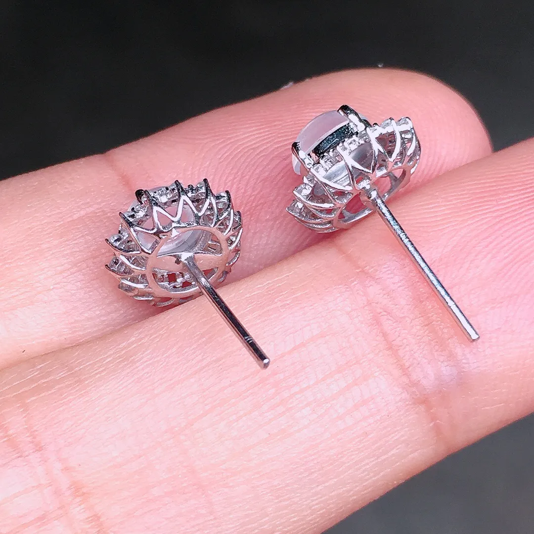 玻璃种蛋面耳钉，玉质细腻，荧光感超
强，饱满圆润，尽显优雅气质，18k
金豪华镶嵌