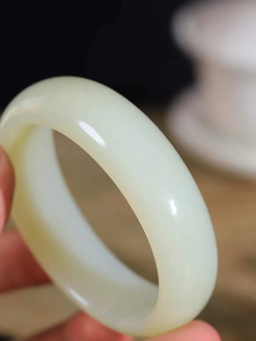 【贵妃镯.玉腕清响】    

精品和田玉贵妃镯，玉质温润细腻 油性十足 相传杨贵妃十分喜爱椭圆形态手镯，后人称其为贵妃镯。因其形与人手腕形相吻合，佩戴更服帖，别具妩媚风格。
重61.5克   内径52-47mm尺寸18.6-7.1mm   fDL-101101916