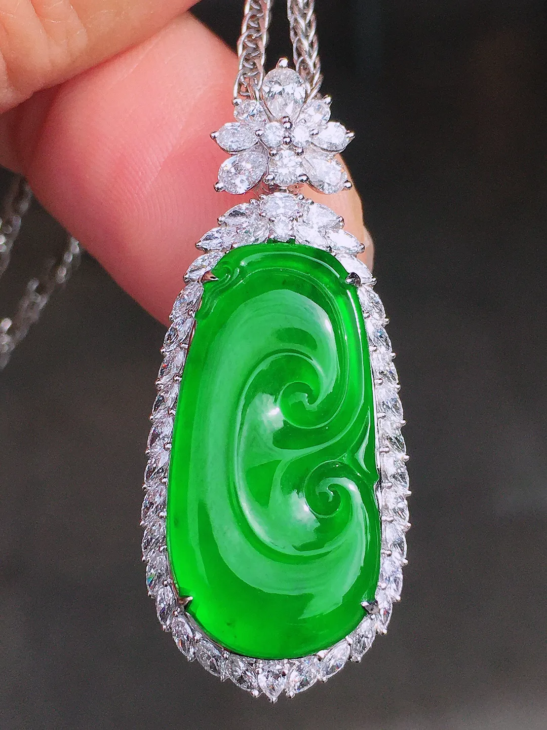 辣绿如意吊坠，色泽均匀浓郁，玉质细腻，荧光感超
强，饱满圆润，尽显优雅气质，18k
金豪华镶嵌