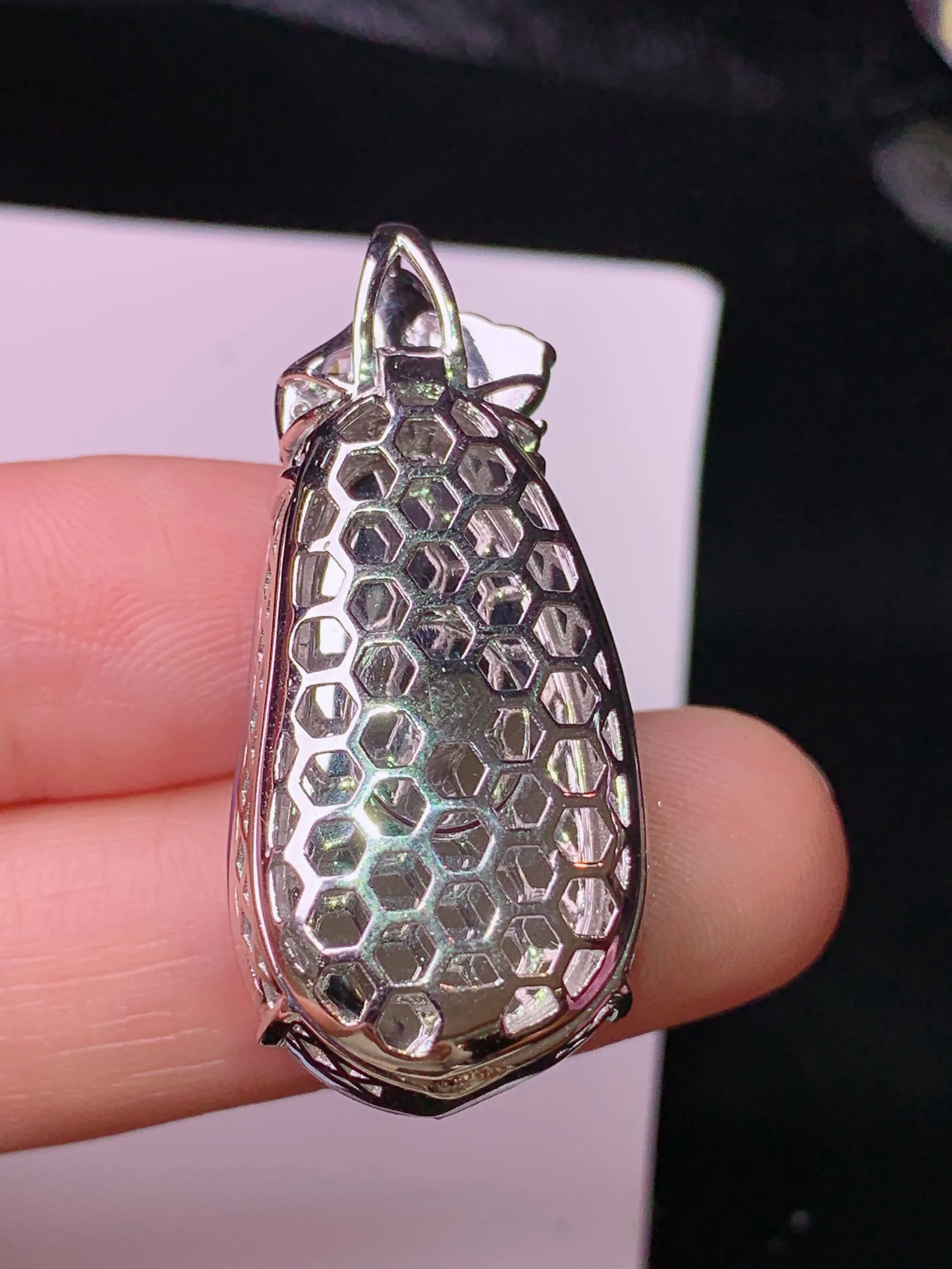 18k金钻镶嵌紫罗兰四季豆吊坠 玉质细腻 色泽清新艳丽 整体尺寸36*16.2*12.3