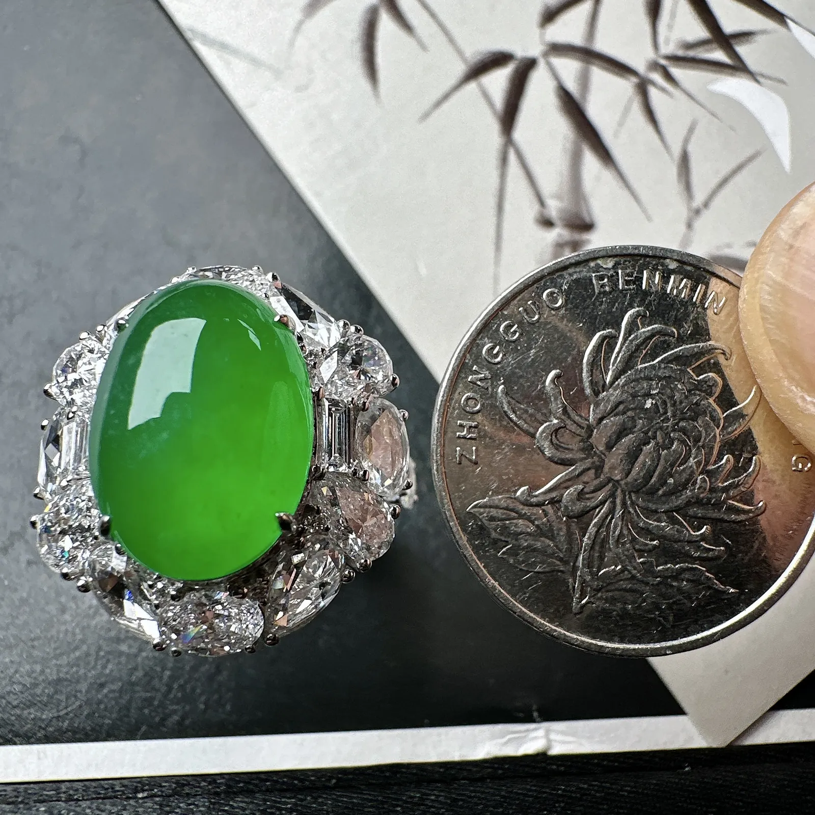 【冰种满绿蛋面戒指】质地细腻，通透闪亮，光泽耀眼，18k古法金钻镶嵌，裸石尺寸15.4*11.1*7毫米