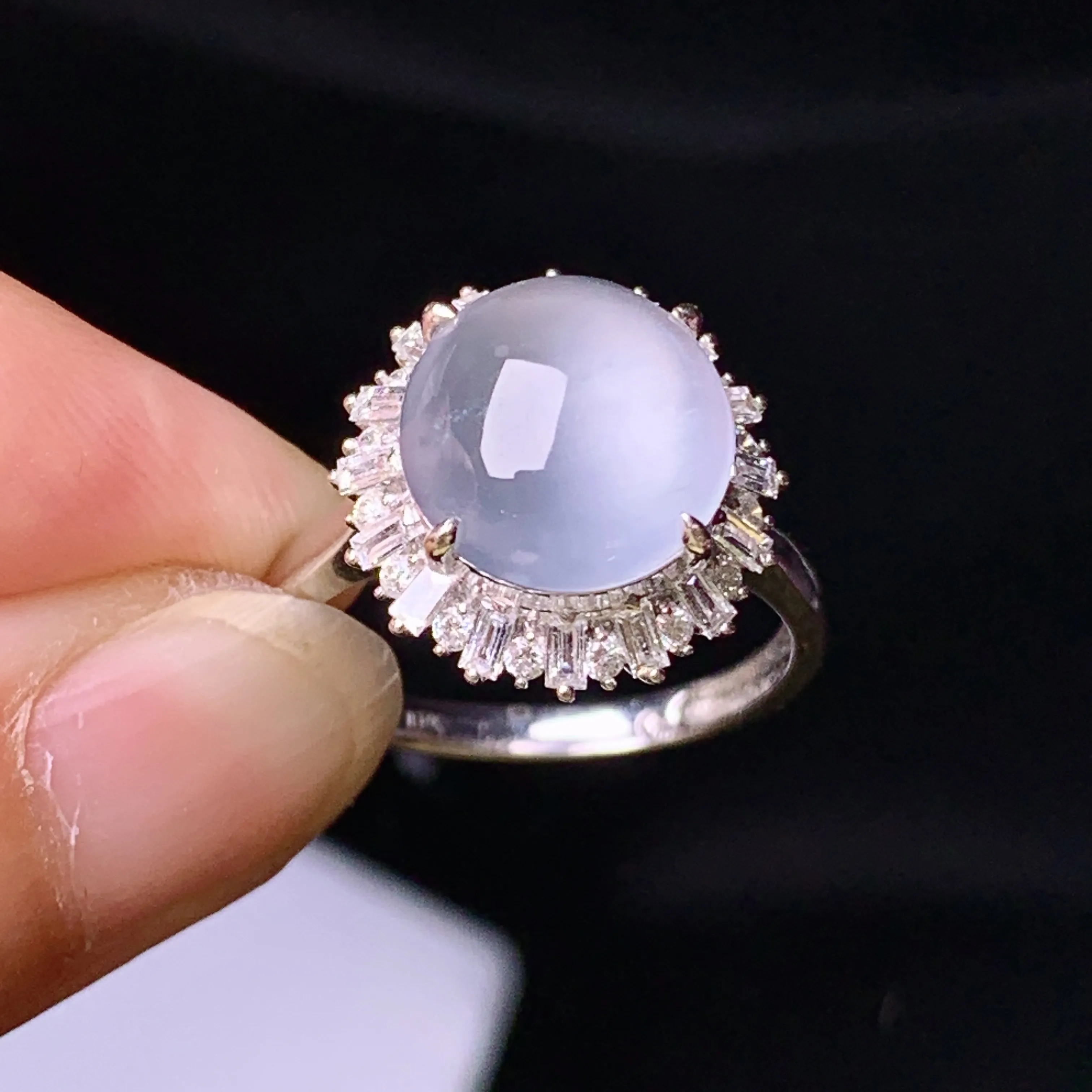 18k金钻镶嵌冰种蛋面戒指 玉质细腻 色泽清新艳丽 圈口15 整体尺寸15.5*14.5*9.5