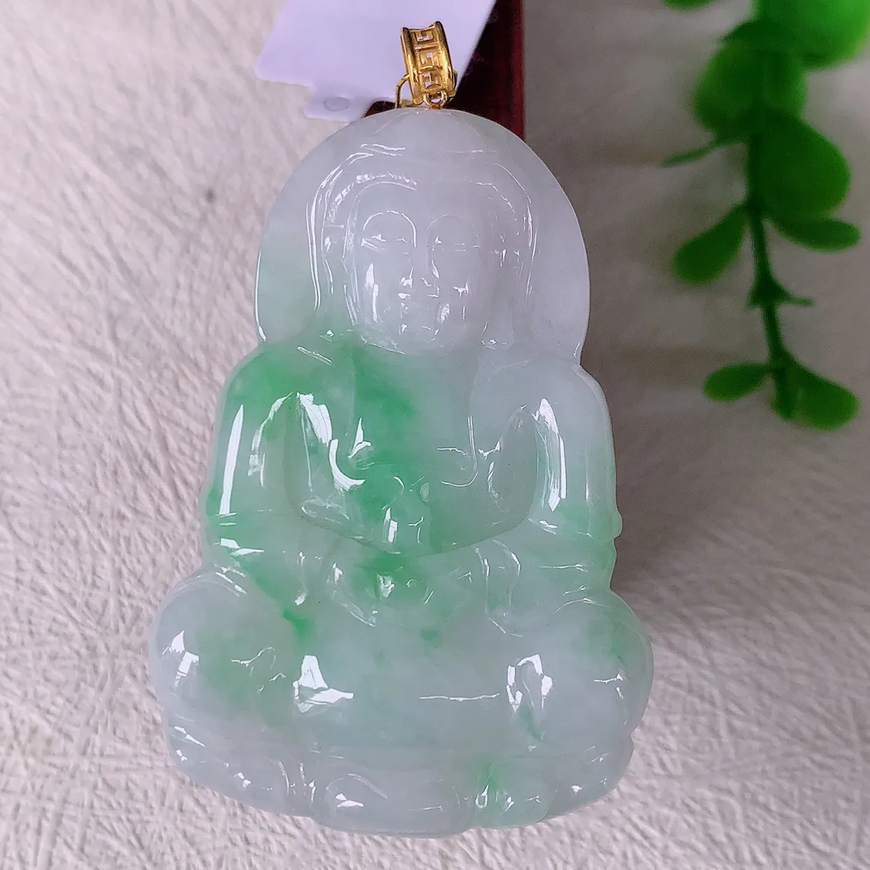 18K金镶嵌冰润飘绿翡翠观音菩萨吊坠，赐福翡翠观音，观音面相端庄，品相佳，佩戴气质！#35.17整体55裸石50.5-34.5-5.6