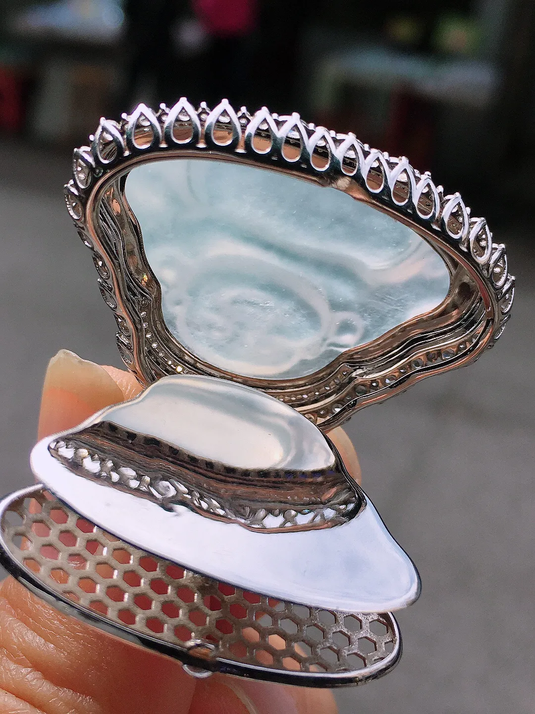 冰种佛公吊坠，色泽艳丽，玉质细腻，荧光感超
强，饱满圆润，尽显优雅气质，18k
金豪华镶嵌