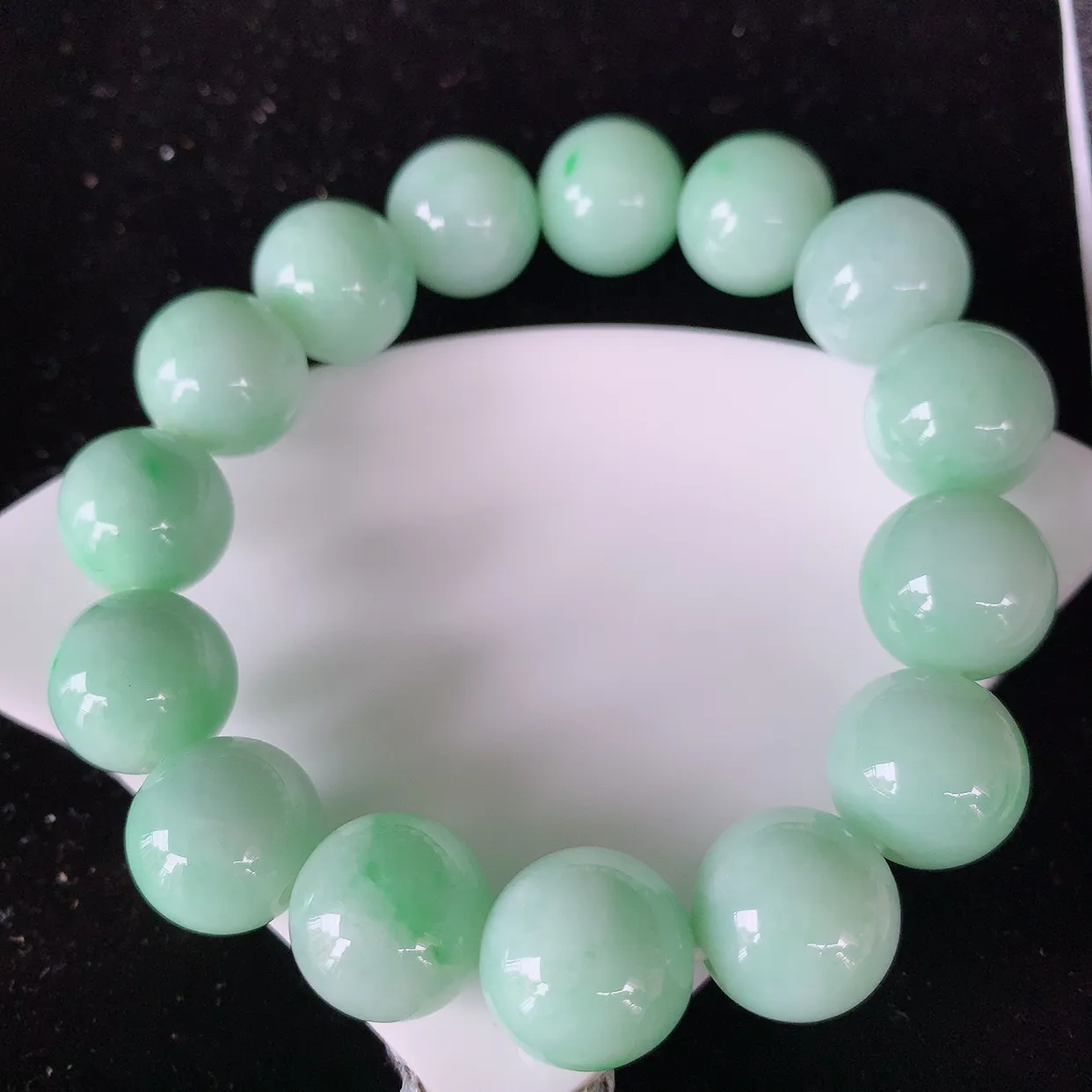 自然光实拍，冰润飘绿翡翠手串，种老水足，冰清玉润  颜色漂亮  #001.1取一尺寸13.5mm