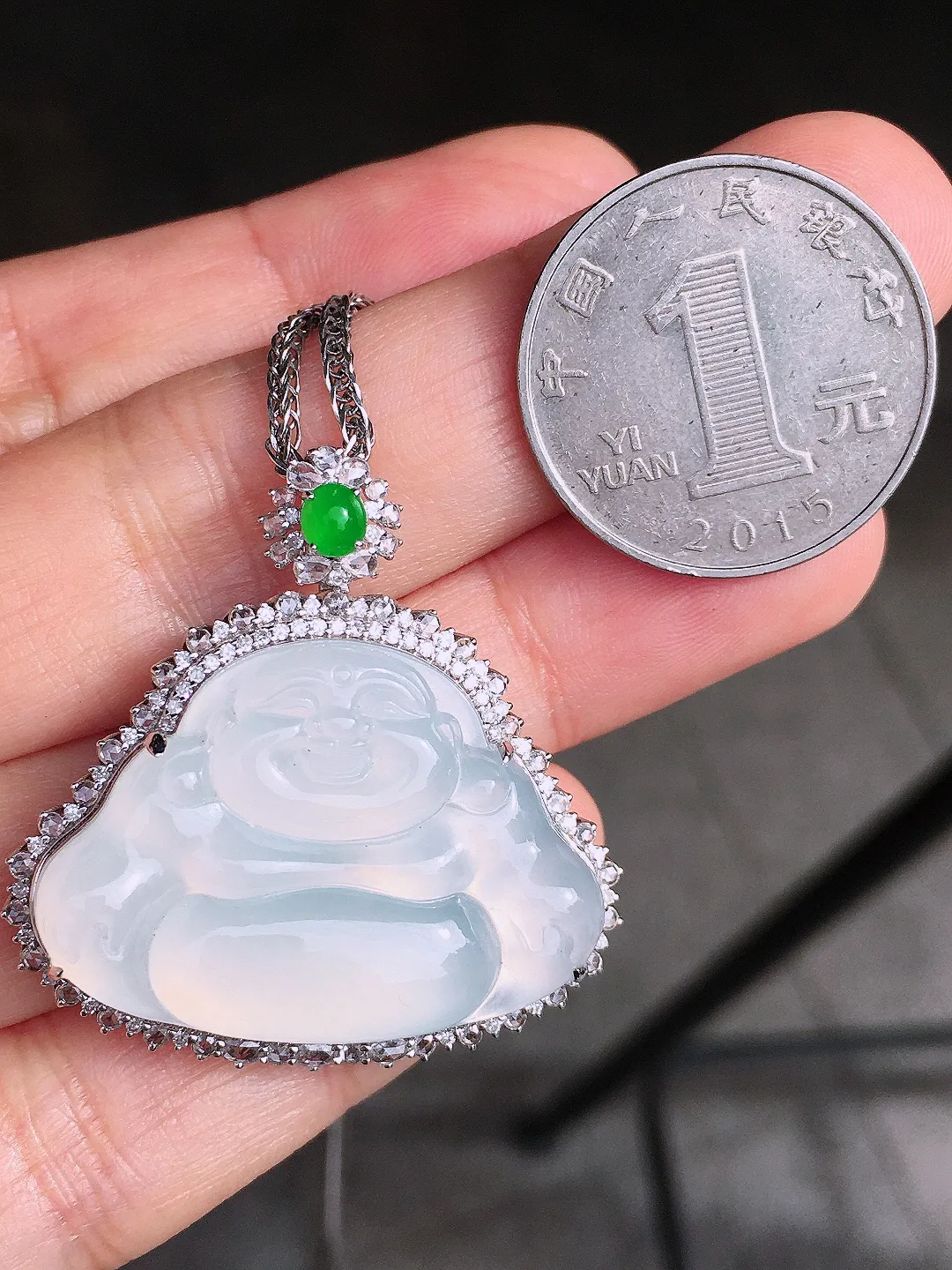 冰种佛公吊坠，色泽艳丽，玉质细腻，荧光感超
强，饱满圆润，尽显优雅气质，18k
金豪华镶嵌