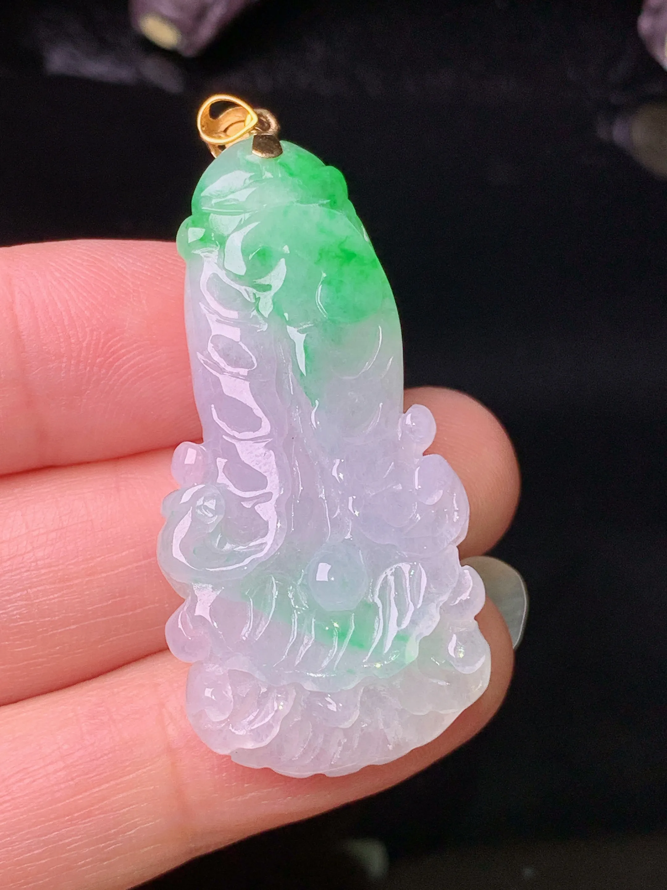 18k金镶嵌飘绿白菜吊坠 玉质细腻 色泽清新艳丽 整体尺寸46.2*20*10.5