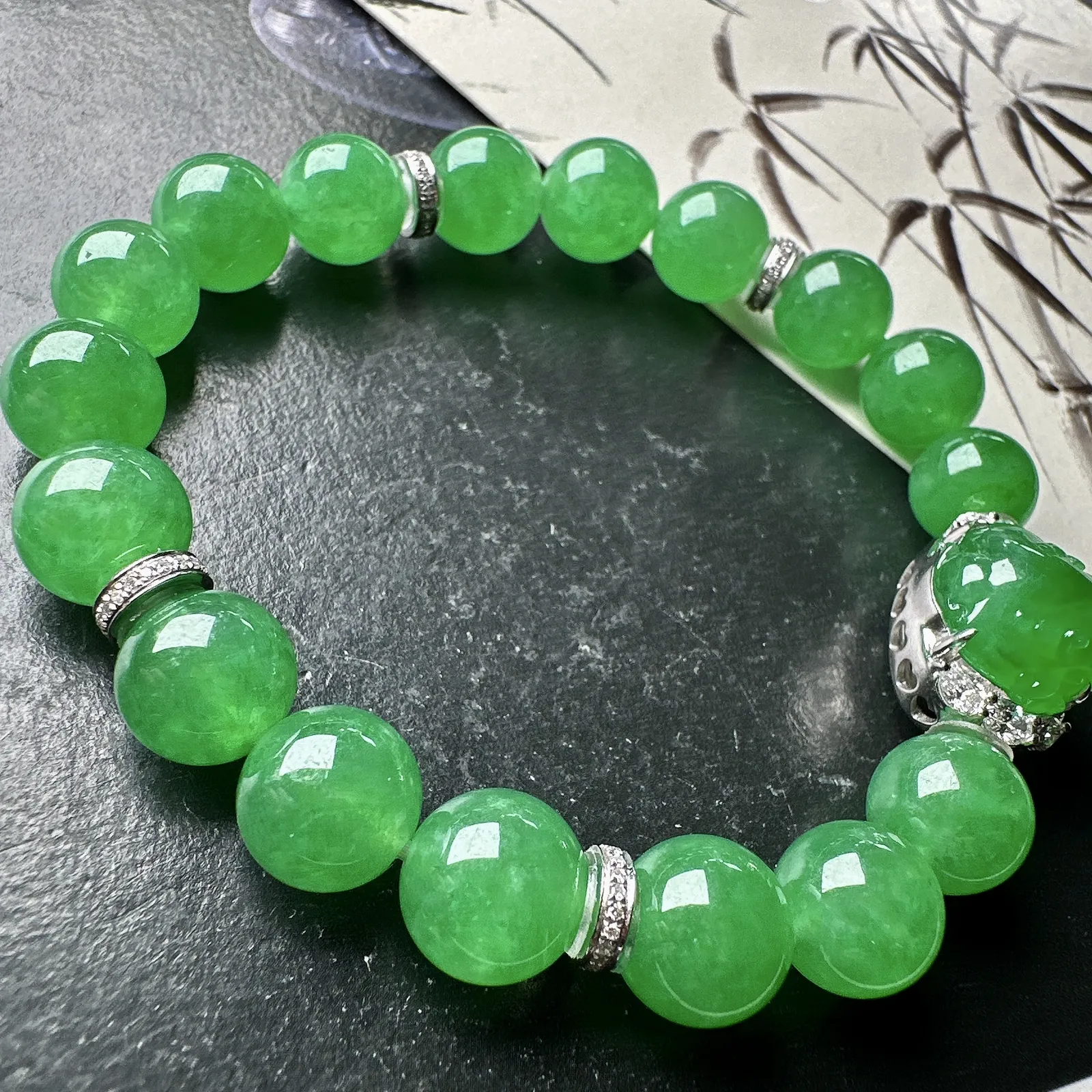 【冰种满绿圆珠手串】18k金钻镶嵌貔貅搭配手串，9.3圆珠，冰感十足，通透闪亮，颜色很艳丽，收藏品质，推荐入手