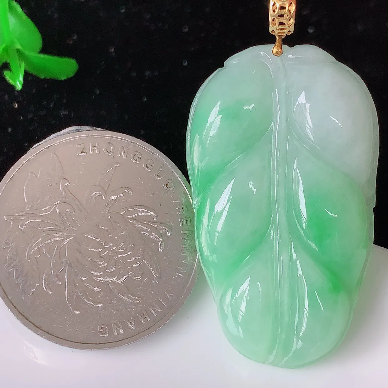 18K金镶嵌飘绿翡翠叶子吊坠 ，种水足，色泽清新，工艺精湛，叶子寓意美好；金枝玉叶，事业有成。#35.17整体41裸石35.5*21*5.5