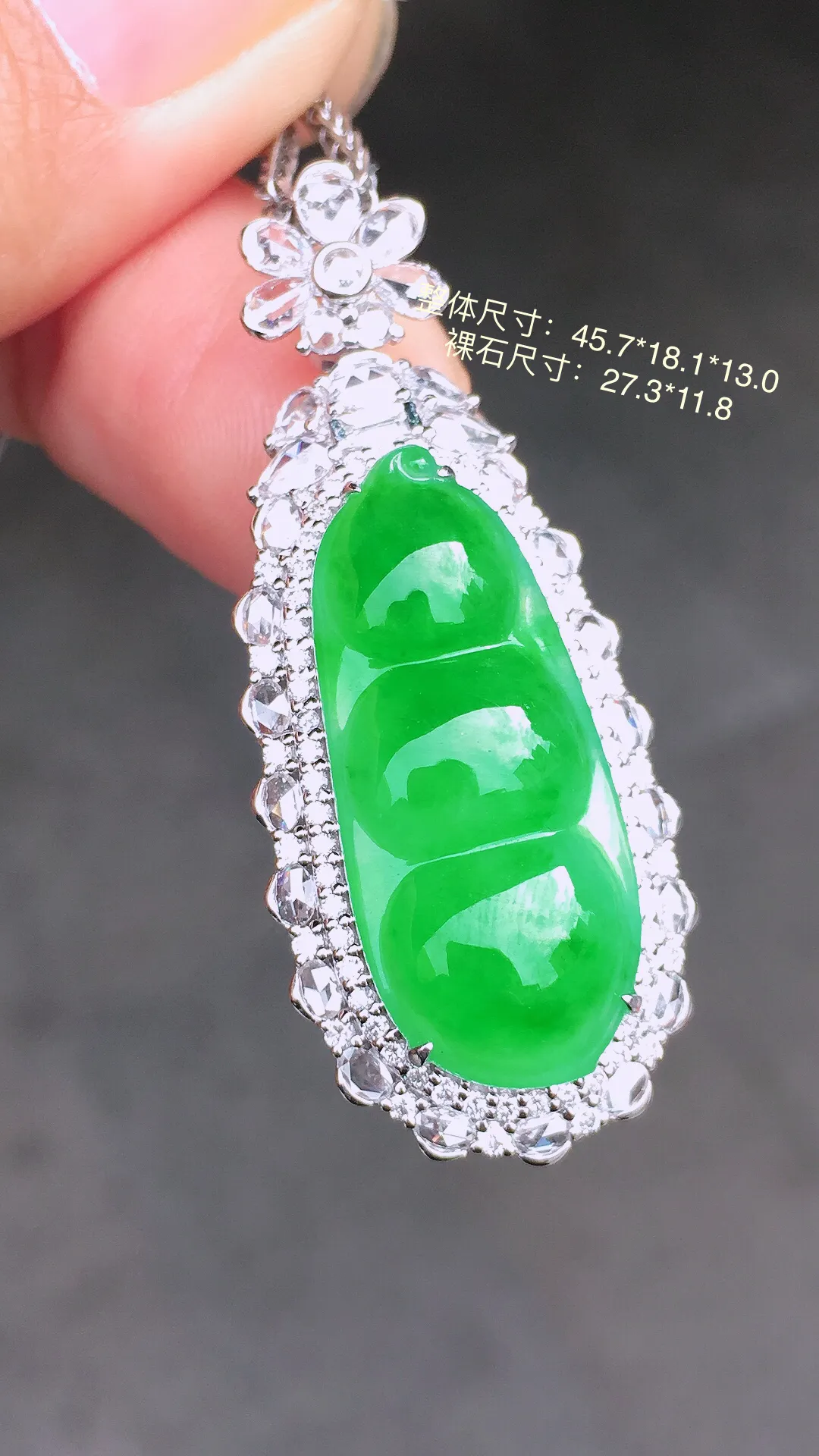 阳绿福豆吊坠，色泽均匀艳丽，玉质细腻，荧光感超
强，饱满圆润，尽显优雅气质，18k
金豪华镶嵌