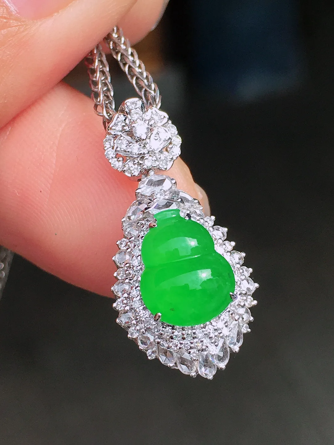 阳绿葫芦吊坠，色泽均匀艳丽，玉质细腻，荧光感超
强，饱满圆润，尽显优雅气质，18k
金豪华镶嵌