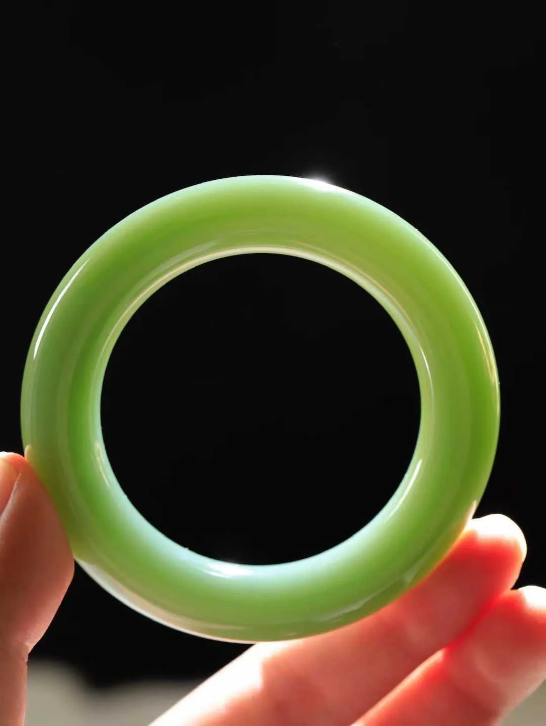 【碧波流转·手镯】

收藏级臻品️和田玉碧玉圆条手镯，玉质细腻温润，手感舒适，️线条流畅，简约大气，美自天成，佩戴于腕间，婉约之美，举手投足间透出那份低调奢华，醉人心扉。
重74克 内径圈口51mm 尺寸12.5-12.3mm  FDT-651151933