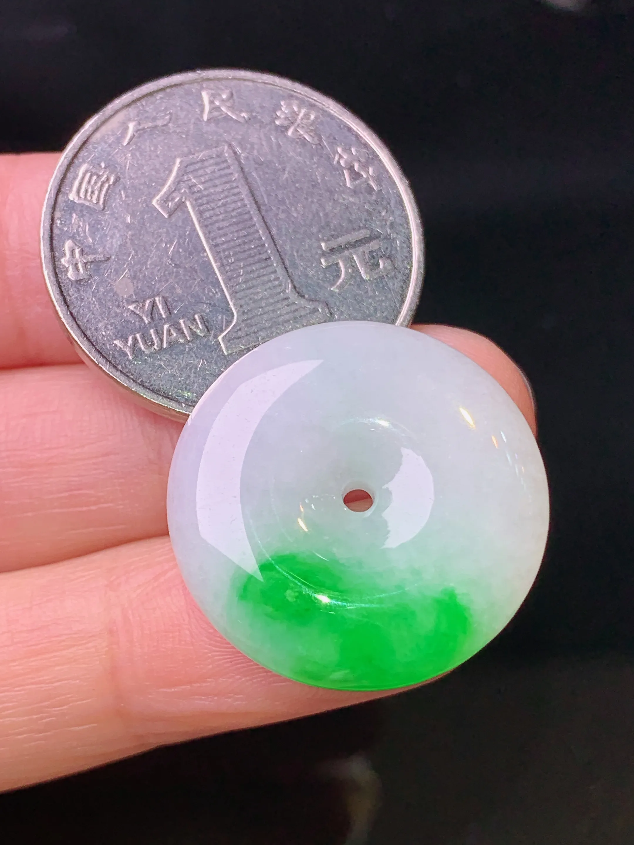 飘绿平安扣吊坠 玉质细腻 色泽清新艳丽 整体尺寸22.8*5.8