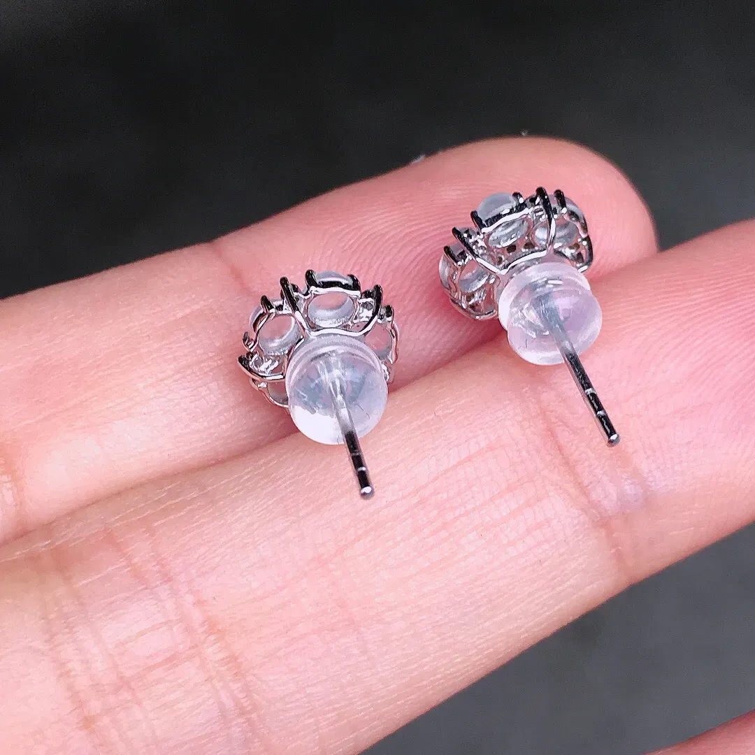 冰种拼花耳钉，玉质细腻，荧光感超
强，饱满圆润，尽显优雅气质，18k
金豪华镶嵌