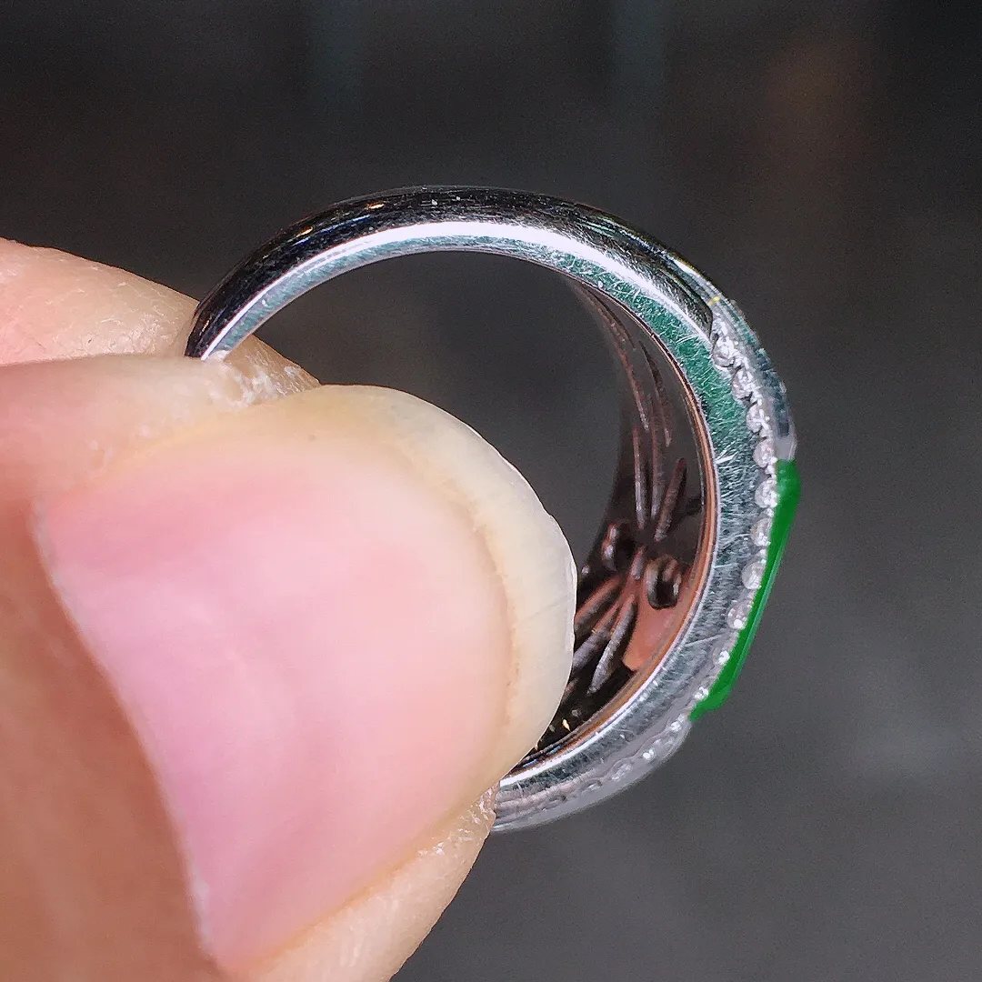 阳绿马鞍戒指，色泽均匀艳丽，玉质细腻，荧光感超
强，饱满圆润，尽显优雅气质，18k
金豪华镶嵌