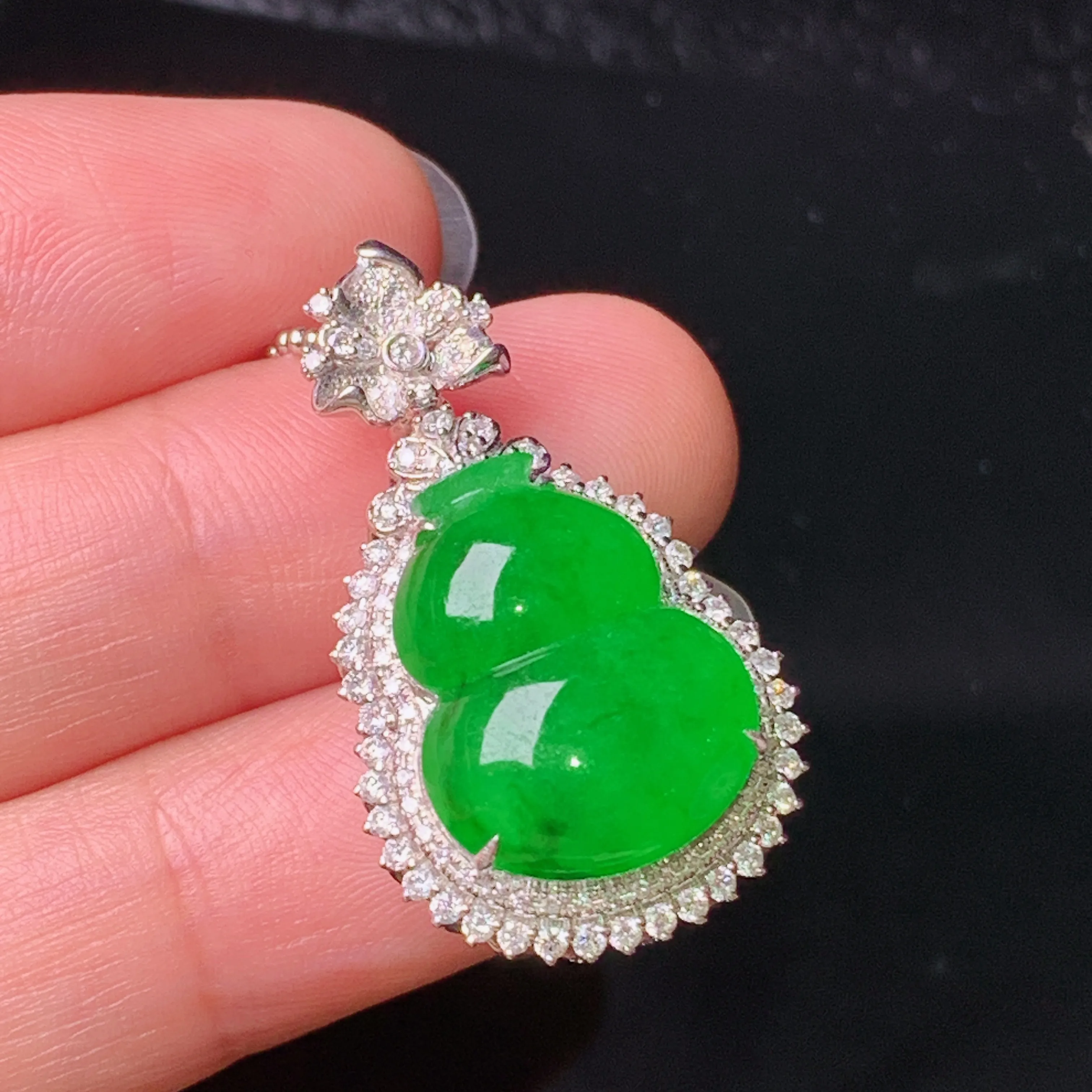 18k金钻镶嵌满绿葫芦吊坠 玉质细腻 色泽清新艳丽 整体尺寸30.3*17.7*11.8