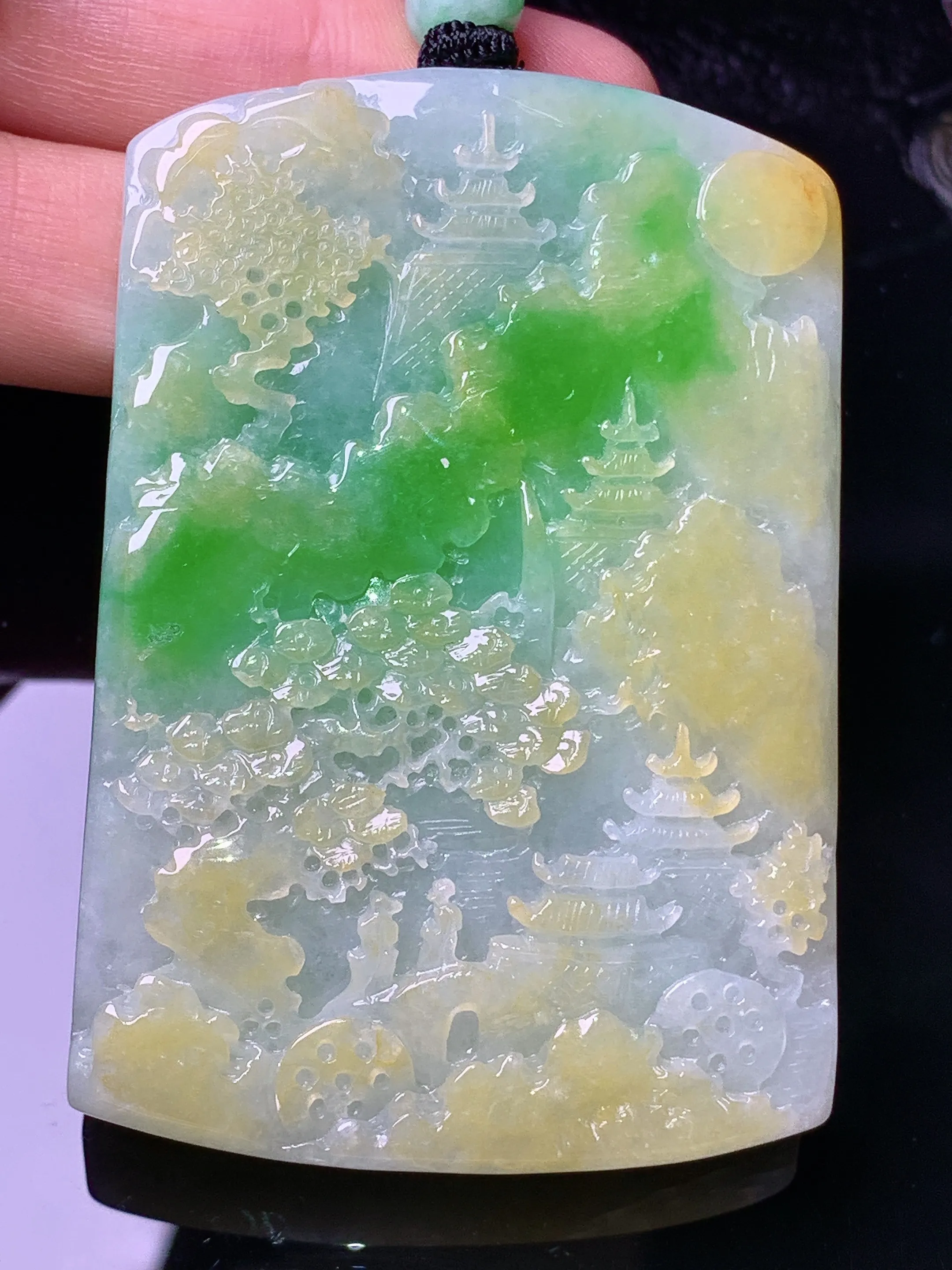 飘黄绿山水牌子吊坠 玉质细腻 色泽清新艳丽 整体尺寸64.5*44.3*9