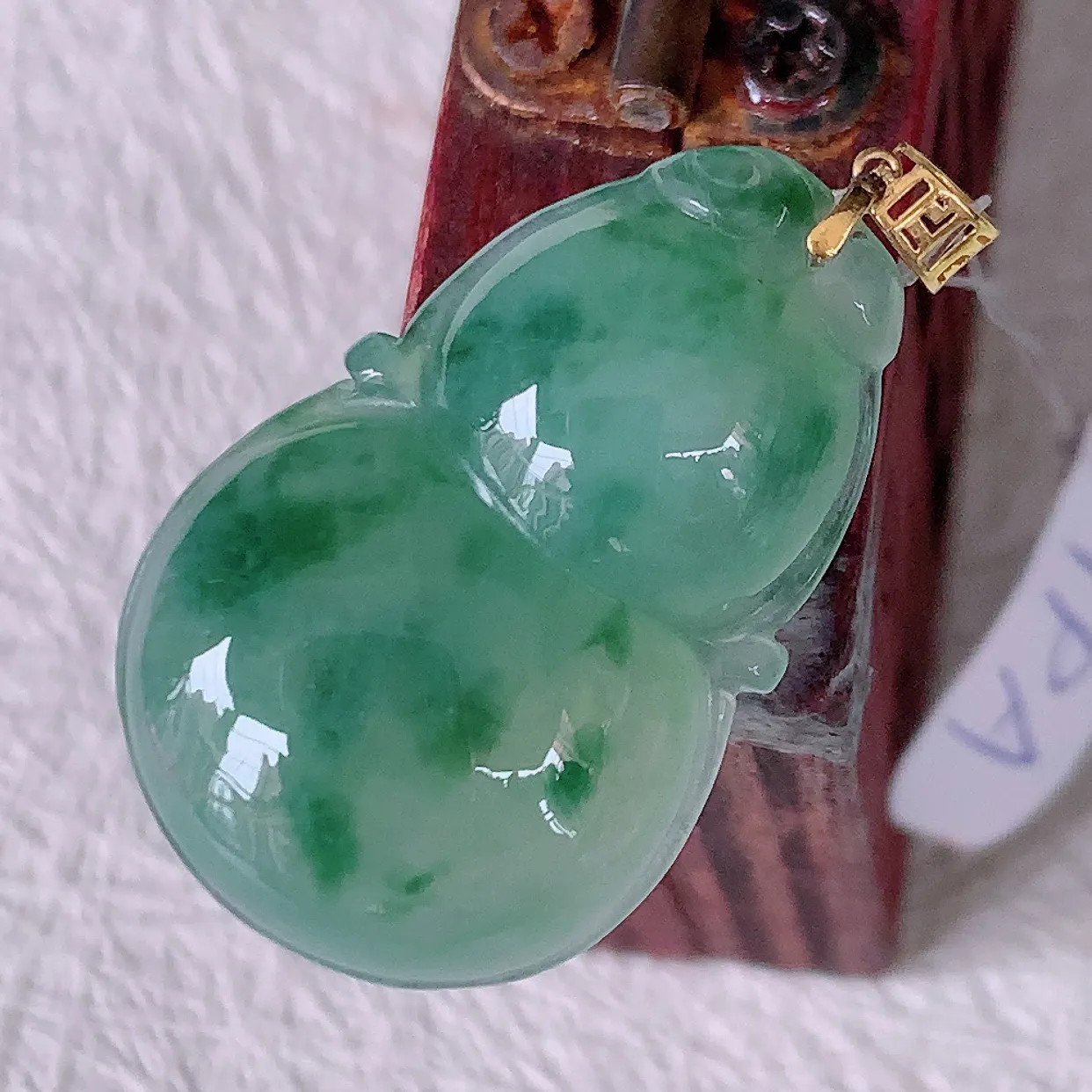 18K金镶嵌冰种飘花翡翠葫芦吊坠，葫芦寓意福禄双全，财源滚滚，佩戴效果优雅迷人！#49.17整体29.5裸石24.5*16-5.8