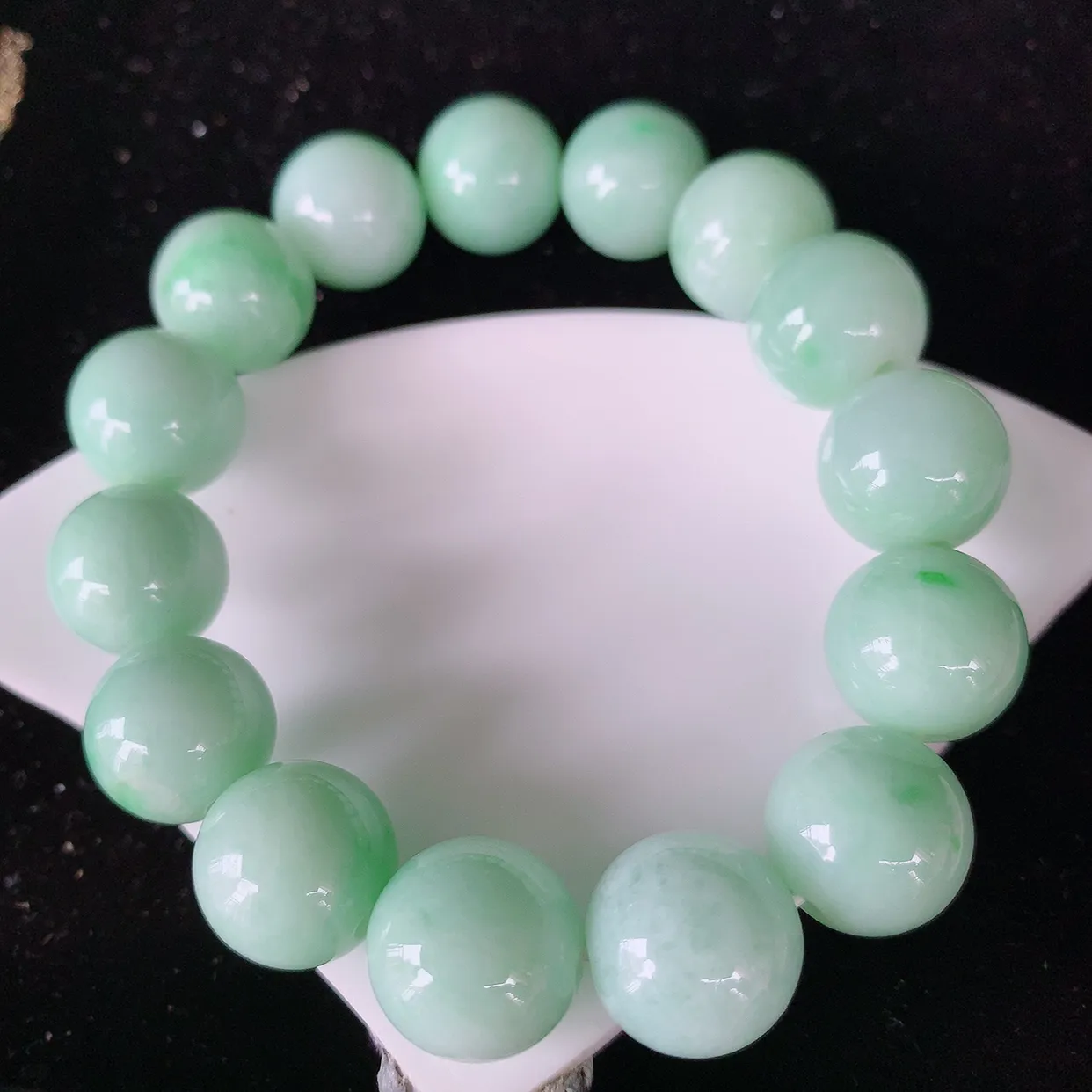 自然光实拍，冰润飘绿翡翠手串，种老水足，冰清玉润  颜色漂亮  #001.1取一尺寸13.5mm