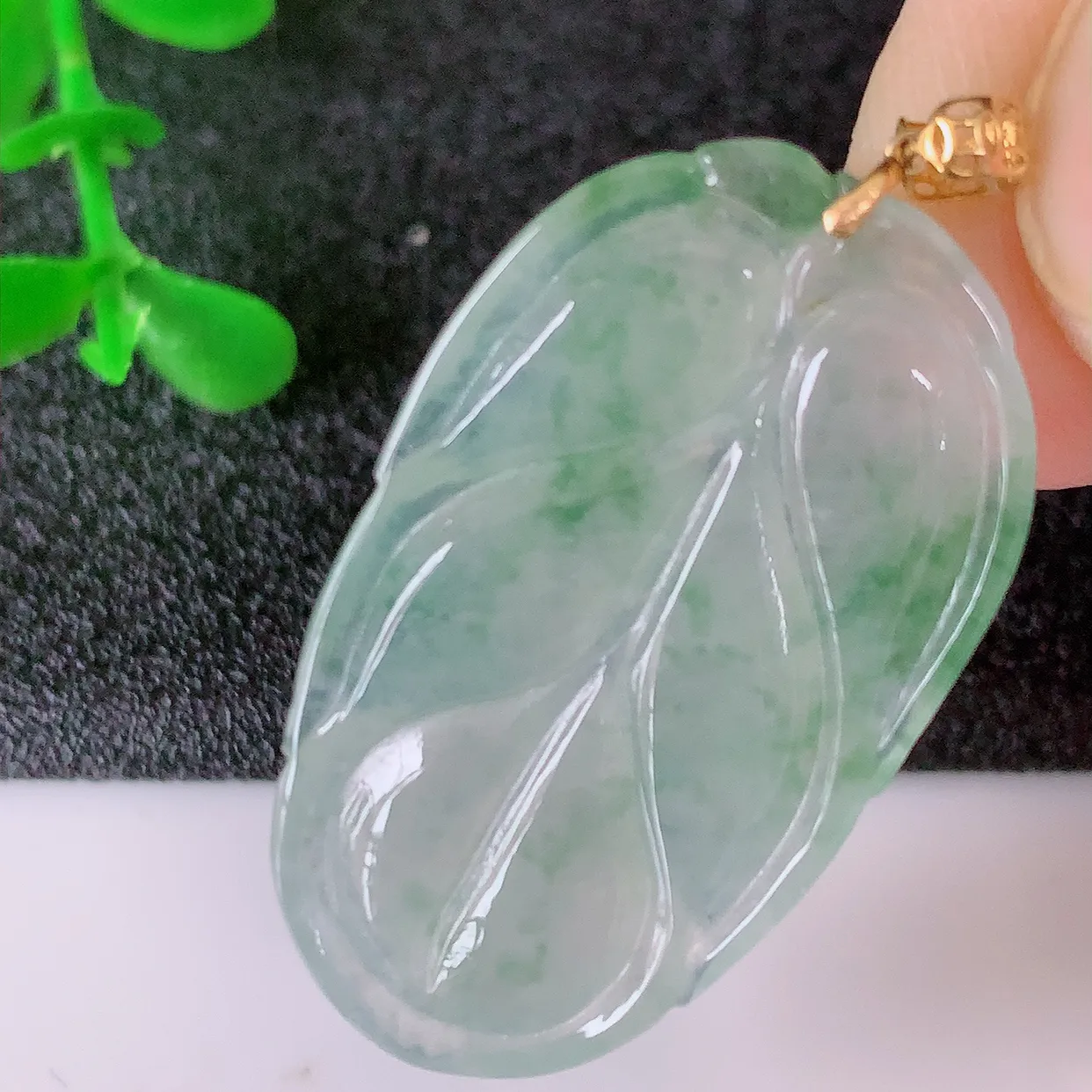 18K金镶嵌冰种飘绿翡翠叶子吊坠 ，种水足，色泽清新，工艺精湛，叶子寓意美好；金枝玉叶，事业有成。#49.17整体35.5裸石31*18.5*3.5