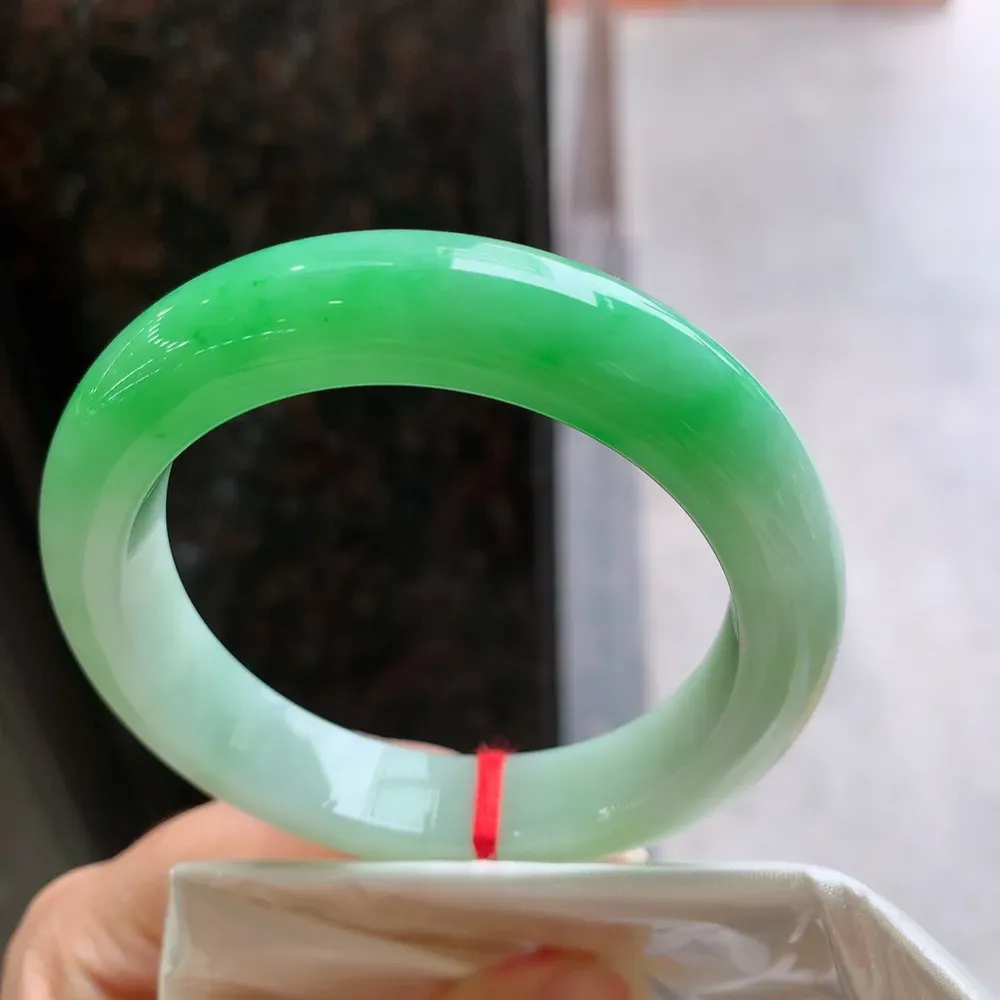 正圈冰糯阳绿 无瑕 尺寸:57.6/13/9.9 色阳