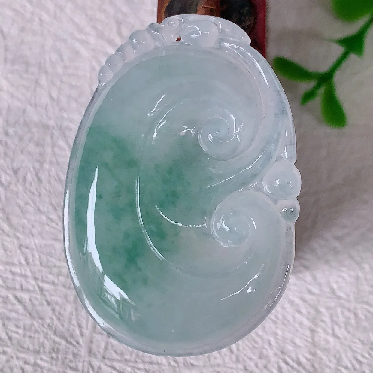 自然光实拍，冰飘花翡翠如意吊坠，冰透，翠色灵动，饱满，万事如意，如意一生，配戴精美！#57.17