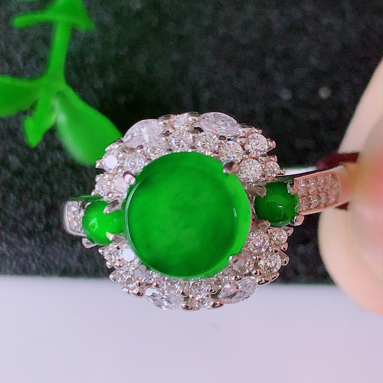 冰透满绿翡翠925银镶嵌戒指，自然光实拍，翠色灵动，颜色漂亮，种老水足，品相佳，佩戴佳品！#97.17（圈口可调大小）整体26.5-18.8-7.裸石7.8*7.8