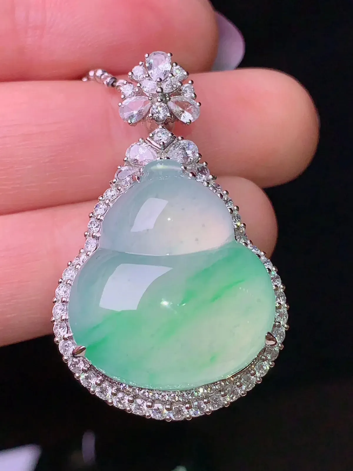 18k金钻镶嵌冰种飘绿葫芦吊坠 玉质细腻 色泽艳丽 整体尺寸36.5*23*14.2