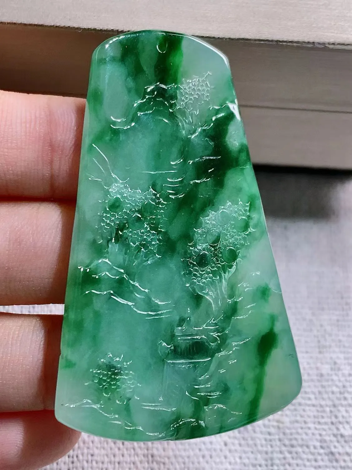 冰飘花山水牌吊坠 ，尺寸 56/35/6.1，性价比推荐，细腻水润