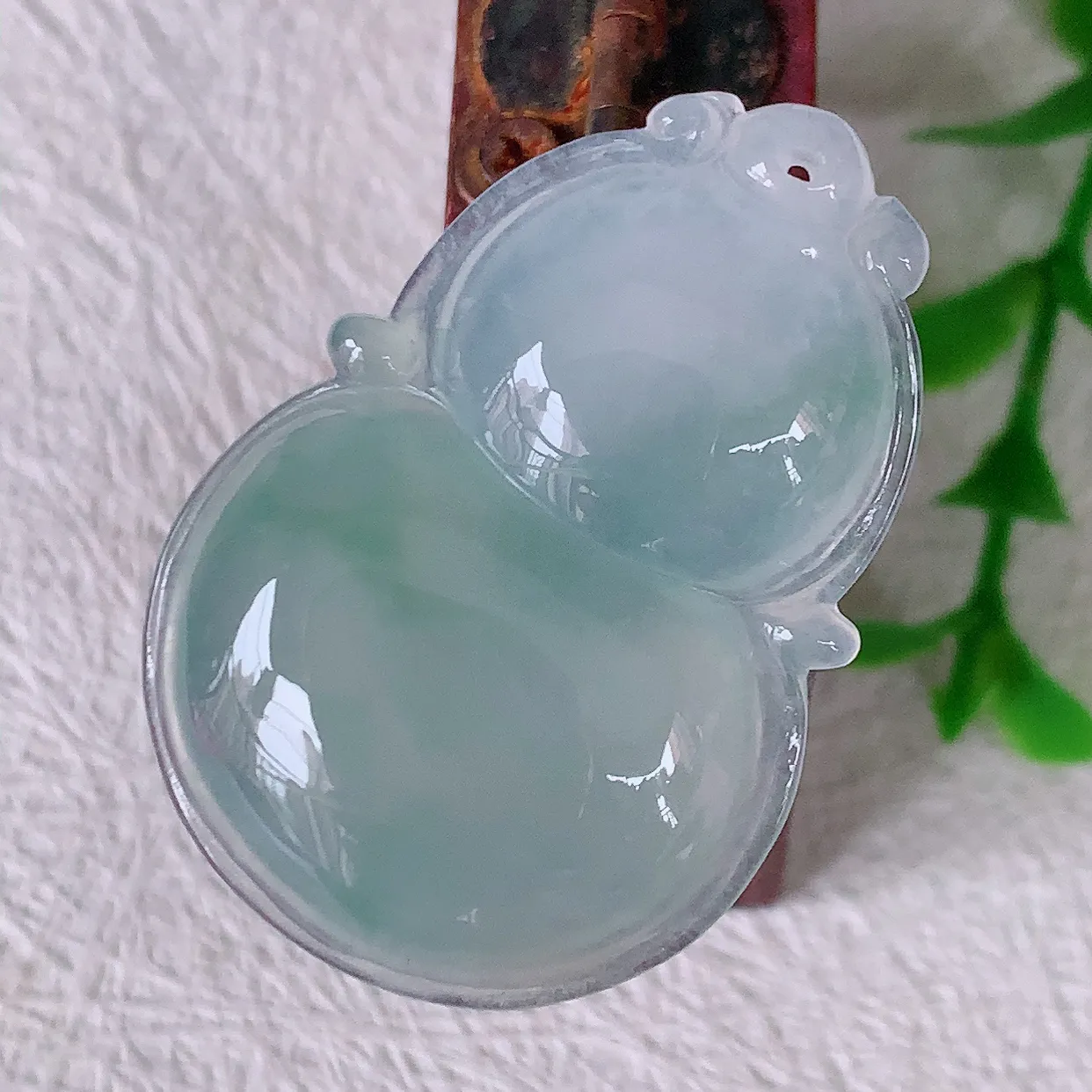 自然光实拍，冰种飘花翡翠葫芦吊坠，葫芦寓意福禄双全，财源滚滚，饱满，清新脱俗，佩戴效果优雅迷人！#5