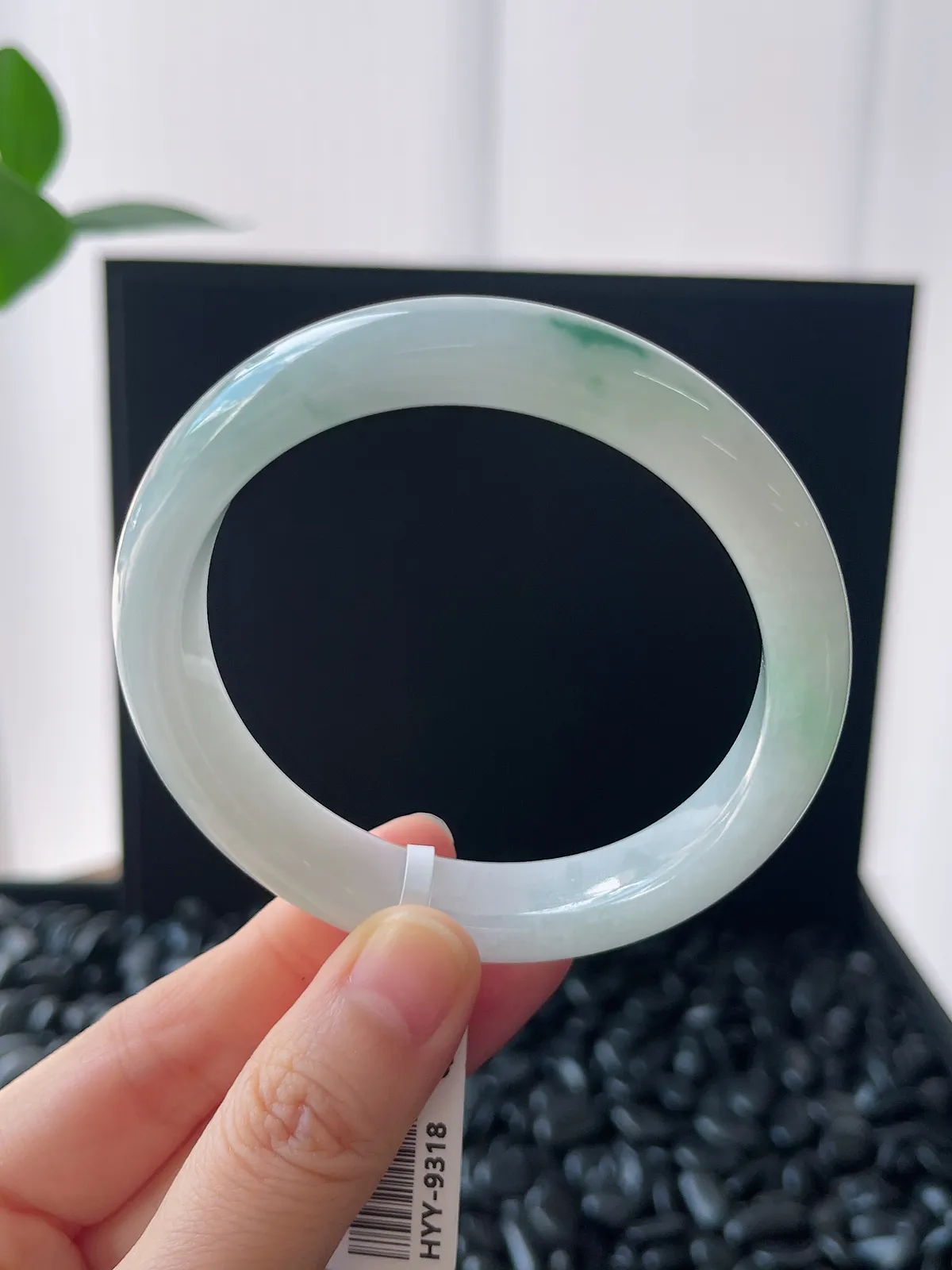 正圈56圈口，翡翠冰糯种飘绿手镯