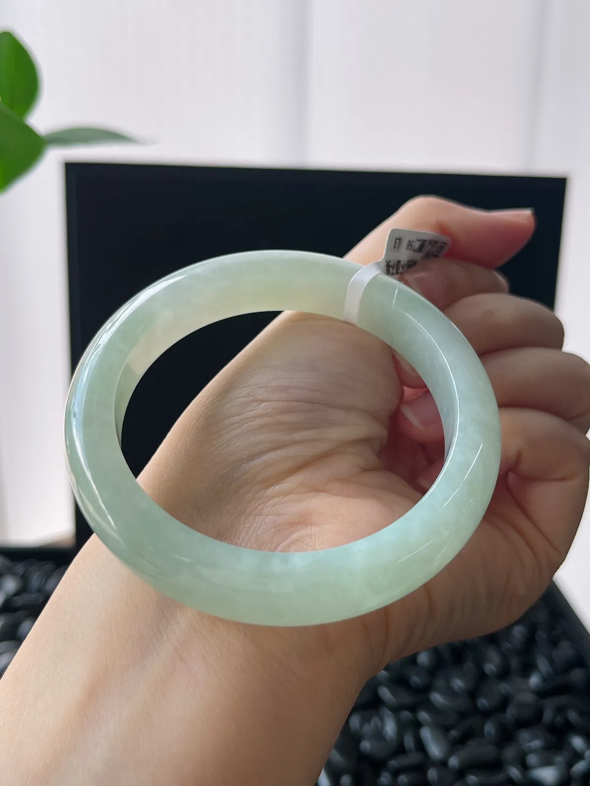 正圈56圈口，翡翠冰糯种淡绿色手镯