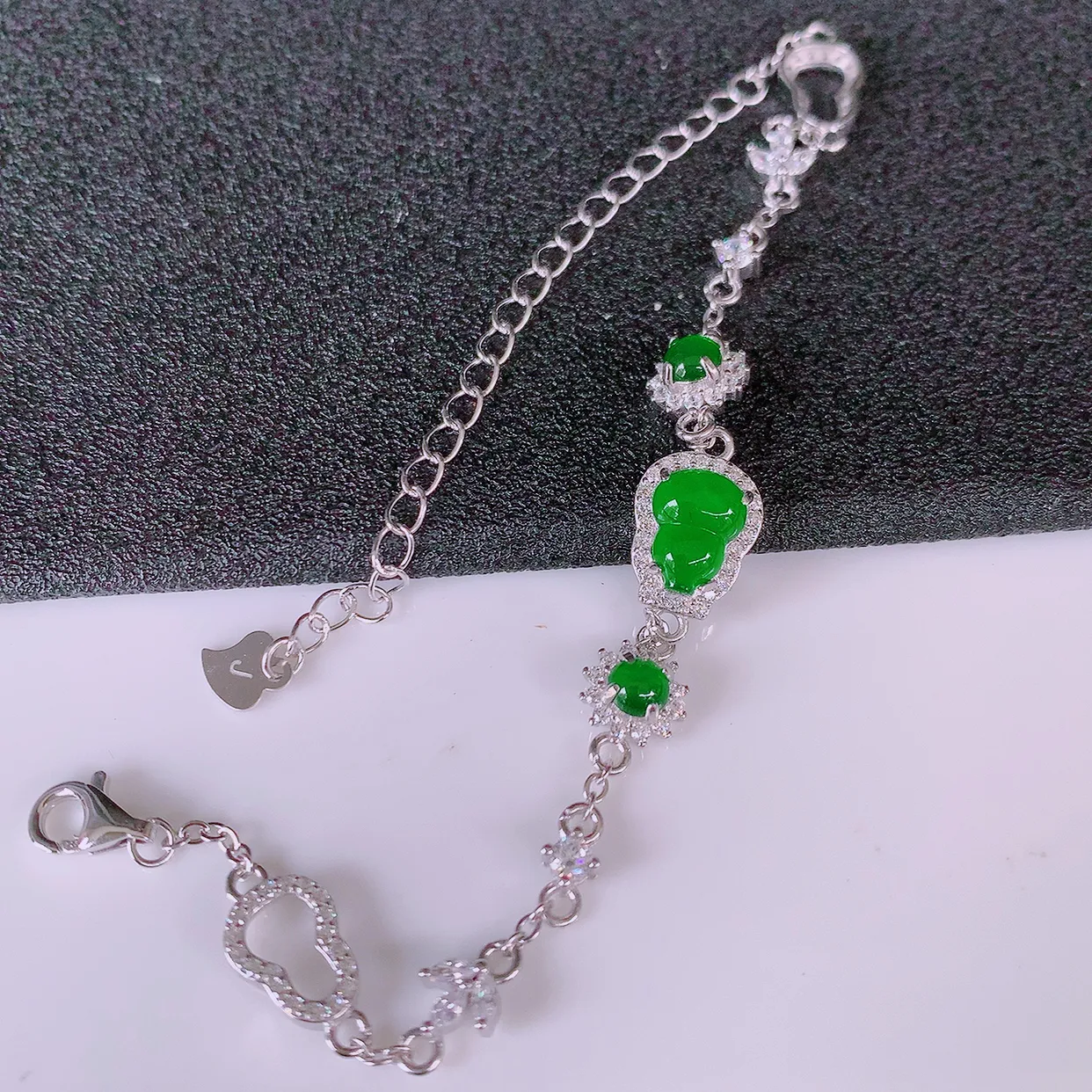 冰透满绿翡翠925银镶嵌葫芦手链，自然光实拍，翠色灵动，颜色漂亮，种老水足，品相佳，佩戴佳品！#97.17葫芦整体 14.5-8.2*5裸石8*5.8
