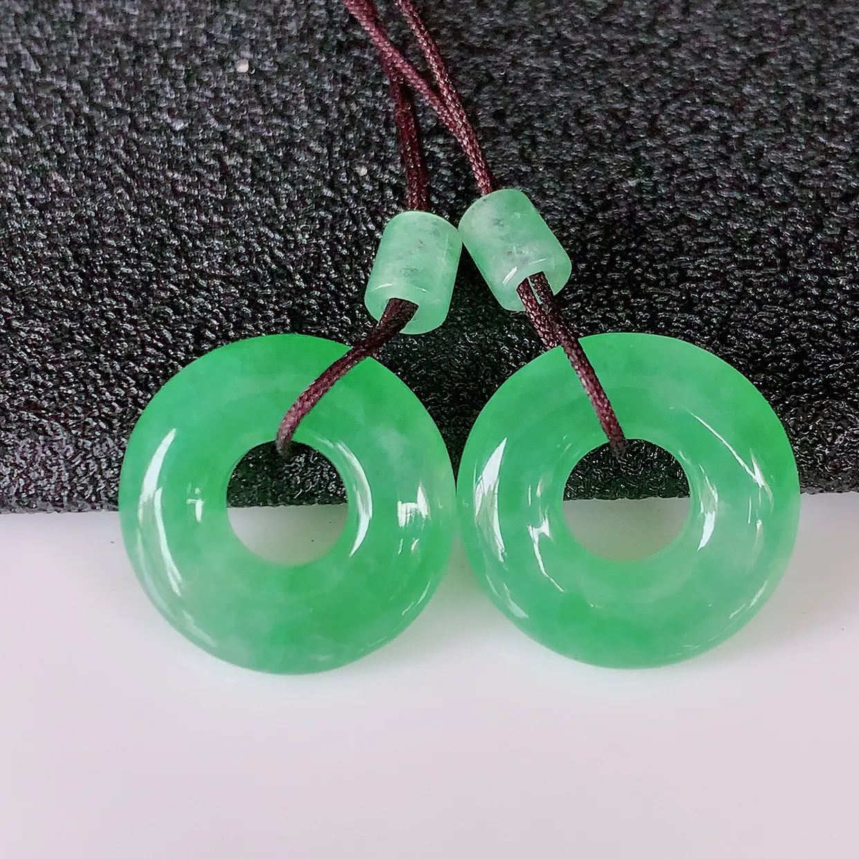 自然光实拍，冰种满绿翡翠一对平安扣耳坠，翠色灵动，玉质细腻，颜色漂亮，品相佳，佩戴佳品！配图银线 #