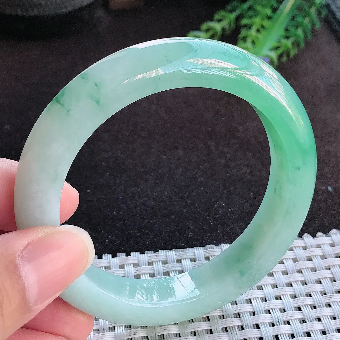 天然a货翡翠55.5/12.1/9.3老坑冰胶水灵甜绿色手镯宽边玉手镯