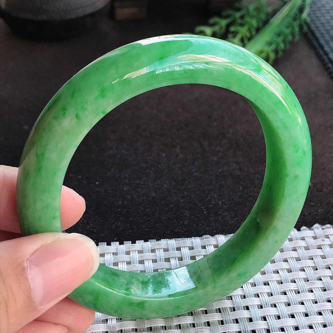 天然a货翡翠60.5/13.1/9.6老坑精美温润辣阳绿手镯大圈口宽边玉手镯