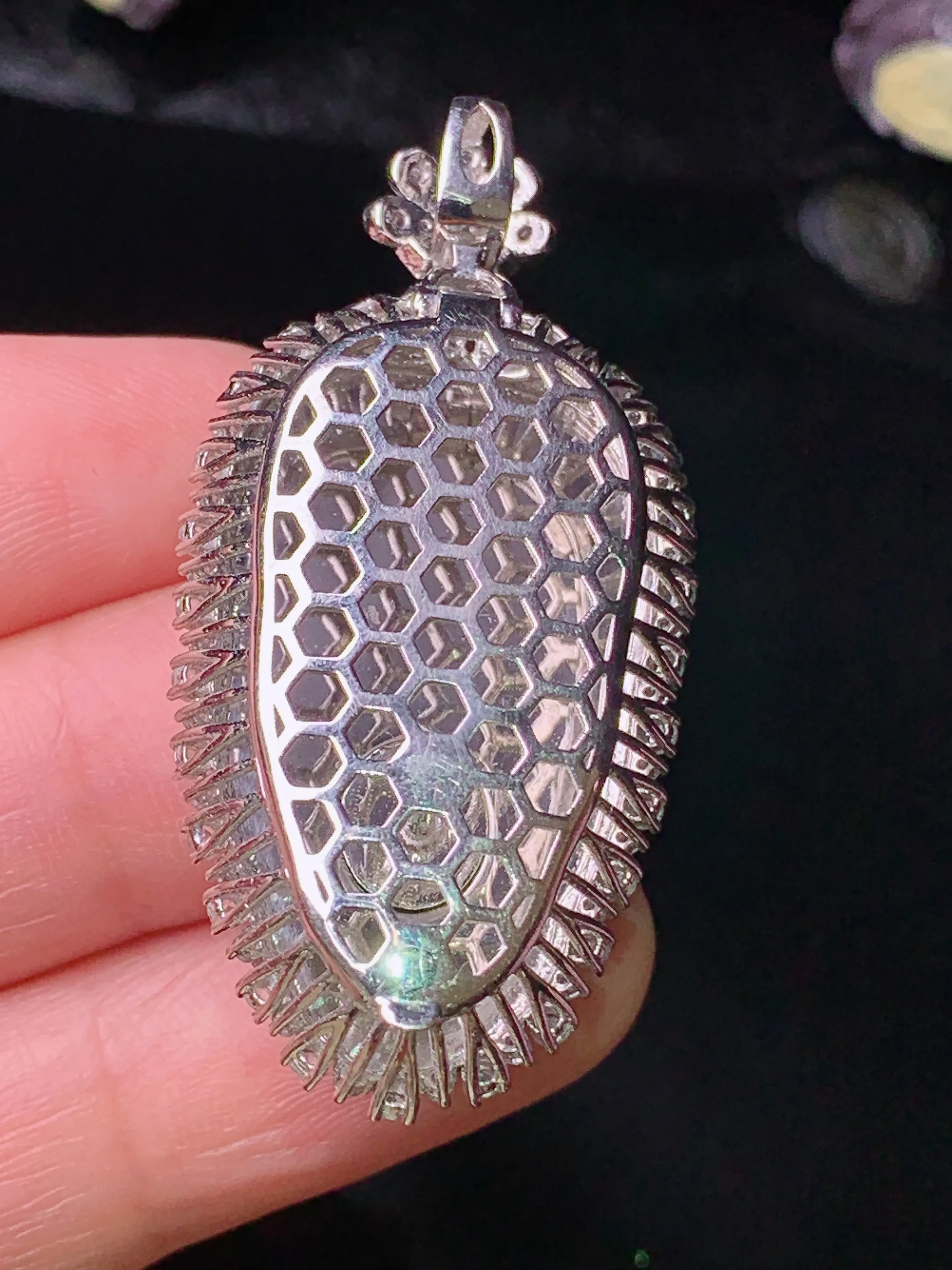 18k金钻镶嵌满绿树叶吊坠 玉质细腻 色泽清新 艳丽 整体尺寸44.2*21.5*9.3