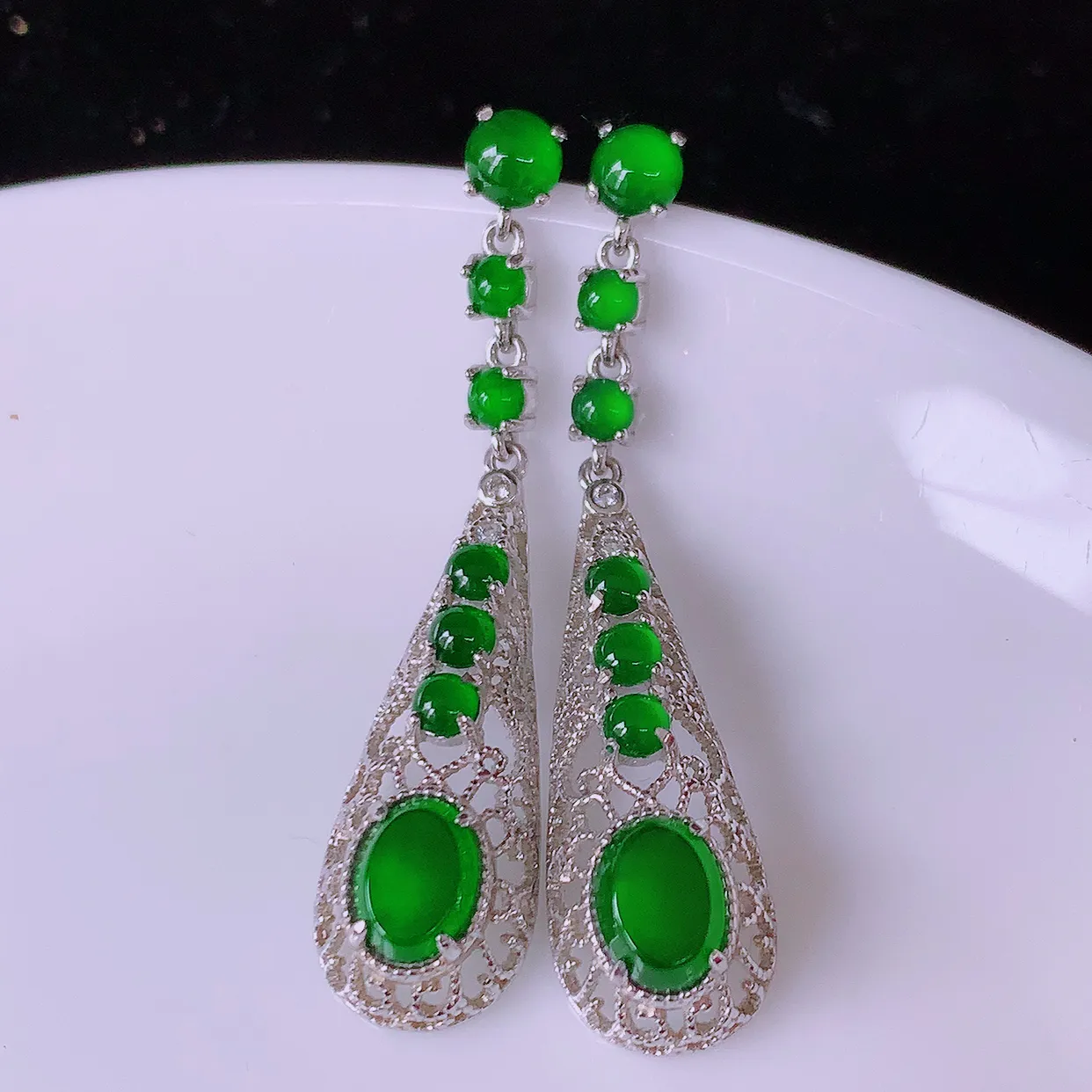 冰透满绿翡翠925银镶嵌耳坠，自然光实拍，翠色灵动，颜色漂亮，种老水足，品相佳，佩戴佳品！#97.1