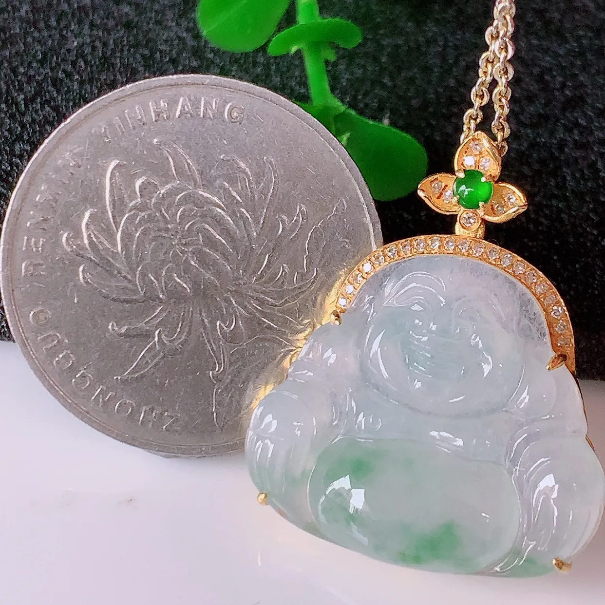 自然光实拍，18K金镶嵌冰种飘花翡翠佛公吊坠，冰透饱满， 佛公亦保平安，寓意有福（佛公）相伴，品相佳，配戴优雅迷人！#57.17整体27.5*22.5*6裸石22.5*19.5*