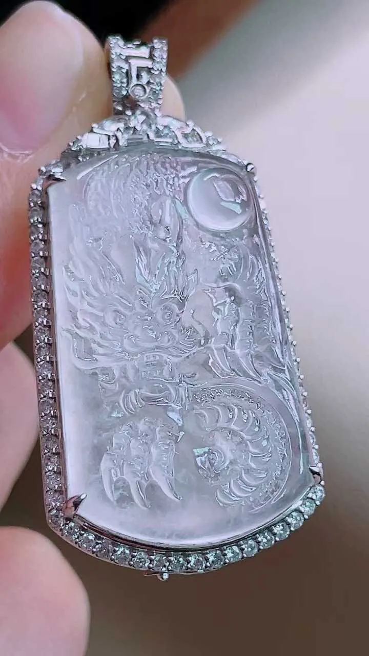 【翡翠名称】老坑种18K镶高冰龙牌吊坠
【翡翠尺寸】含金44/21.4/9.6mm
【翡翠描述】缅甸天然翡翠A货，种老水足，玉质细腻，色泽靓丽，性价比高，佩戴效果好！