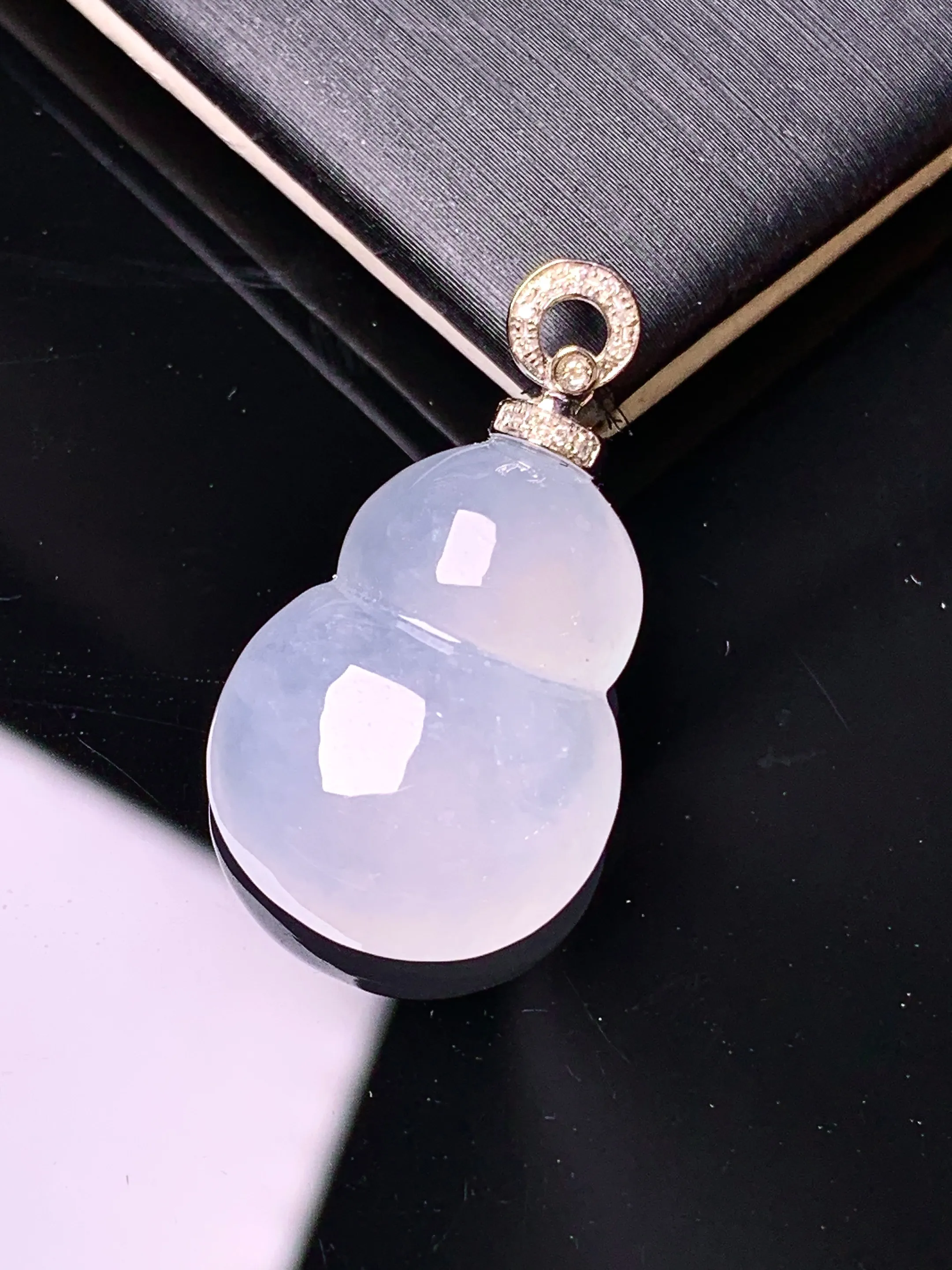 18k金钻镶嵌冰种葫芦吊坠 玉质细腻 色泽清新艳丽 整体尺寸27.5*15.5*7