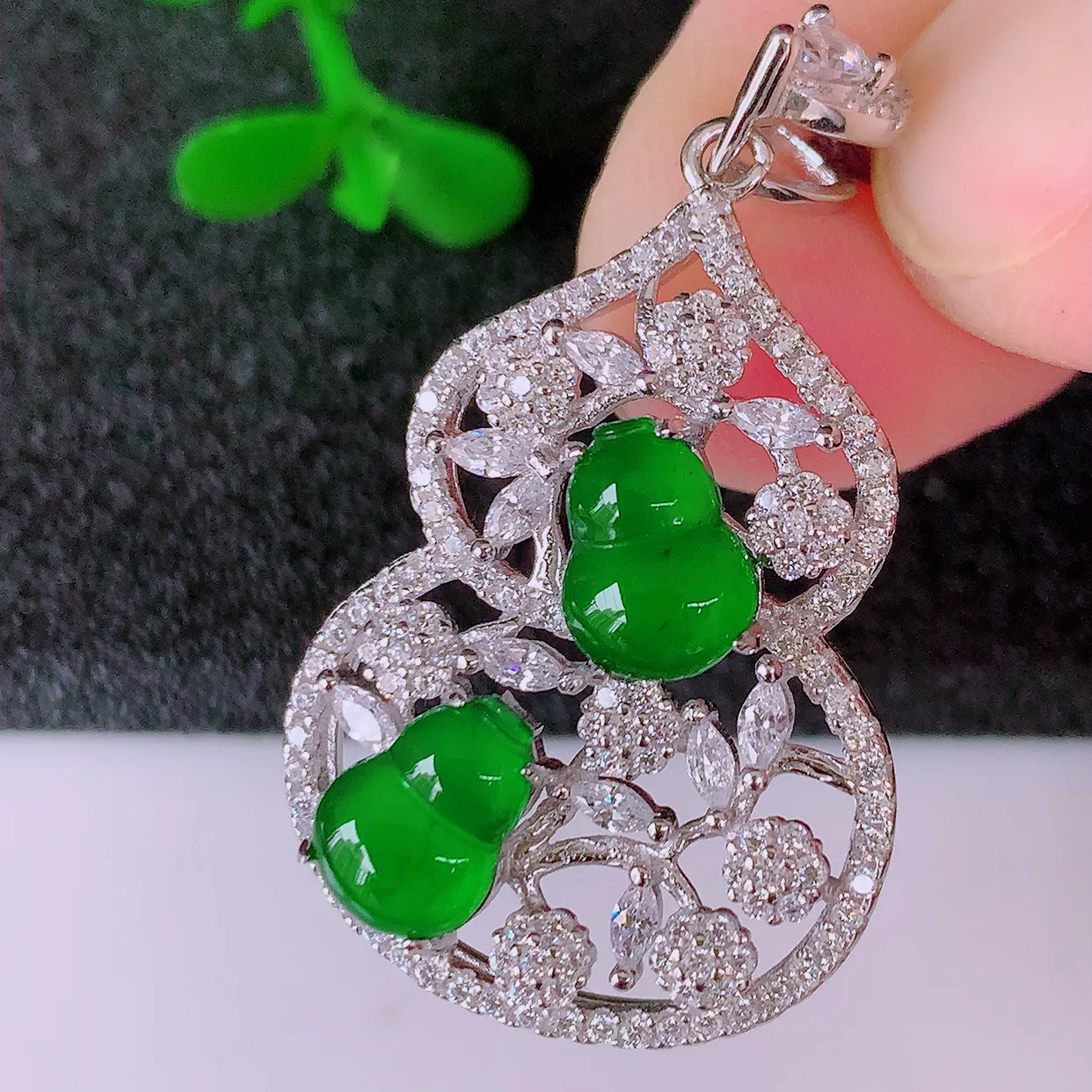 冰透满绿翡翠925银镶嵌葫芦吊坠，自然光实拍，翠色灵动，颜色漂亮，种老水足，品相佳，佩戴佳品！#97.17整体34.5*20*7.2 裸石7.8*5.8