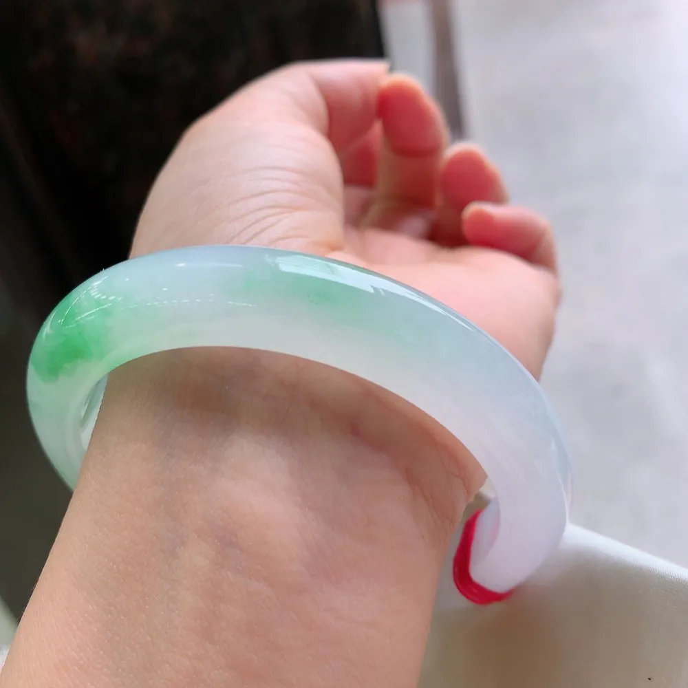 正圈高冰阳绿 无瑕 尺寸:61.2/11.8/9.7 种色兼备 大圈口