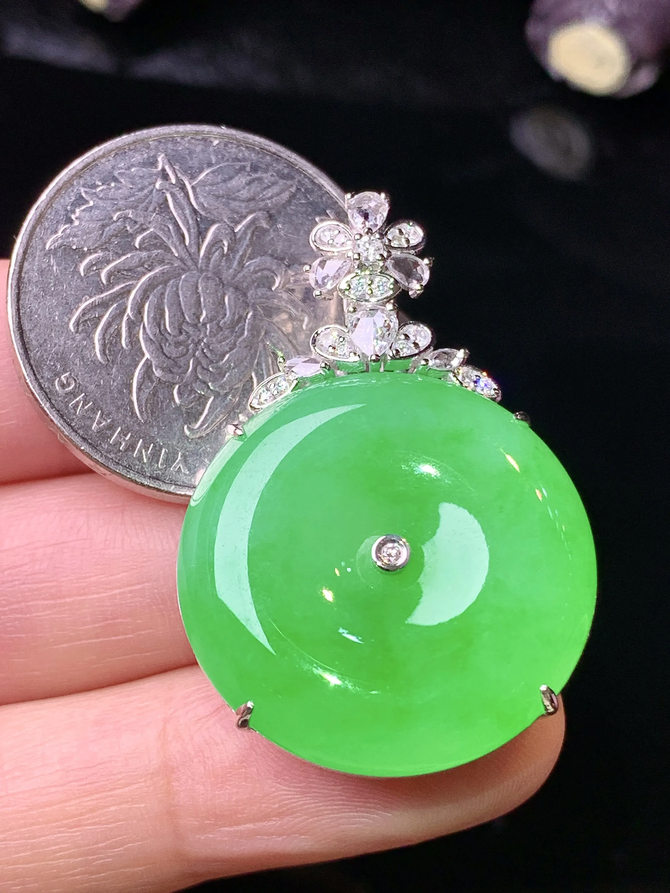 18k金钻镶嵌翠绿平安扣吊坠 玉质细腻 色泽清新艳丽 整体尺寸36*24.2*9.5